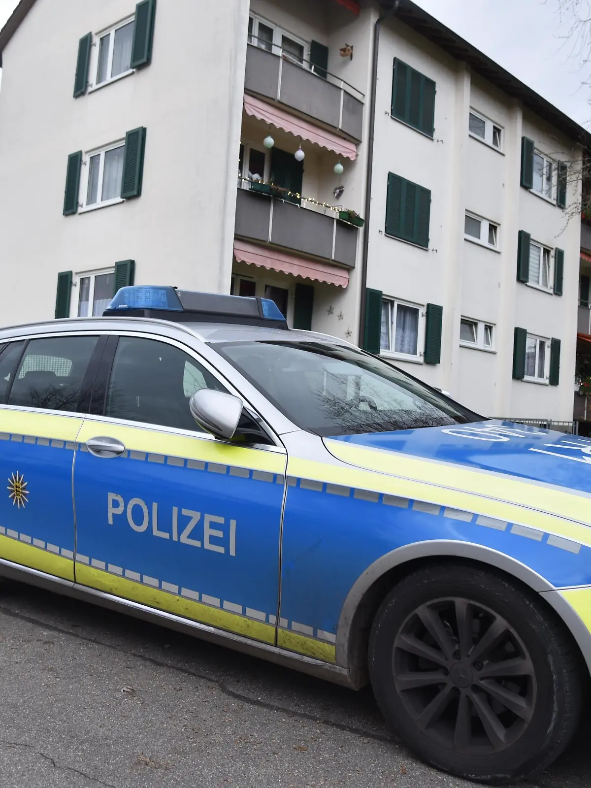  Update: O-Ton Polizei - 37-jährige wird von Nachbar erstochen Update: O-Ton Polizei: Jörg Kiefer Polizei Lörrach Gestern kam es zu einem Tötungsdelikt. Was wir bisher wissen ist das ein Mann auf eine Frau mit einem Messer eingestochen hat, und sie getötet hat. Die genauen Hintergründe sind noch Gegenstände der Ermittlungen. Sie haben sich gekannt. Die Frau wurde im Flur tot aufgefunden. Der Tatverdächtige konnte festgenommen werden Erstmeldung:Am Sonntag, 08.12.19, am frühen Nachmittag wurde eine 37-jährige Frau in einem Mehrfamilienhaus am Rande der Kernstadt erstochen. Nach bisherigen Erkenntnissen betrat ein 38-jähriger Nachbar der Frau die Wohnung und stach aus bislang unbekanntem Grund mehrfach auf die Frau ein. Diese wurde durch die Messerstiche getötet. Der dringend Tatverdächtige konnte im Treppenhaus des Haus