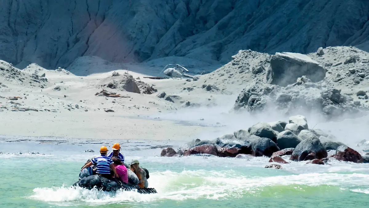 HANDOUT - 10.12.2019, Neuseeland, White Island: Das von Michael Schade zur Verfügung gestellte Foto zeigt das Boot der Rettungskräfte, dasv White Island verlässt. Nach dem Vulkanausbruch in Neuseeland mit mindestens fünf Todesopfern hat die Polizei am 10.12.2019 Ermittlungen zum Hergang der Katastrophe eingeleitet. Foto: Michael Schade/Michael Schade/AP/dpa - ACHTUNG: Nur zur redaktionellen Verwendung im Zusammenhang mit der aktuellen Berichterstattung und nur mit vollständiger Nennung des vorstehenden Credits +++ dpa-Bildfunk +++