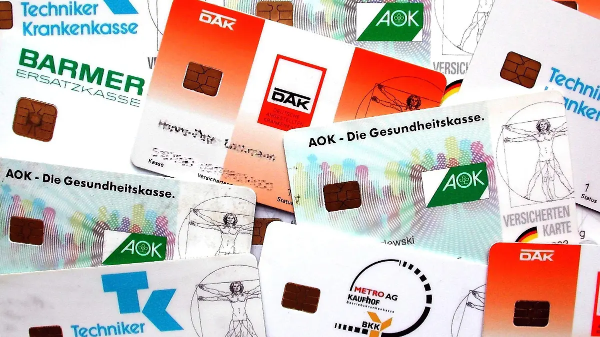 ARCHIV - Eine Auswahl von Versicherungskärtchen verschiedener Krankenkassen (Archivfoto vom 28.6.2001). Der Schätzerkreis für die gesetzliche Krankenversicherung will am Donnerstag (02.10.2008) den einheitlichen Beitragssatz für das kommende Jahr vorschlagen. Die Finanzexperten von Bundesgesundheitsministerium, Bundesversicherungsamt und Krankenkassen berechnen seit Wochenbeginn künftige Einnahmen und Ausgaben der Kassen. Entscheiden wird die Bundesregierung. Für alle rund 215 Krankenkassen gilt ab dem Start des Gesundheitsfonds 2009 ein einheitlicher Beitragssatz. Foto: Oliver Berg dpa (zu dpa 4083) +++(c) dpa - Bildfunk+++
