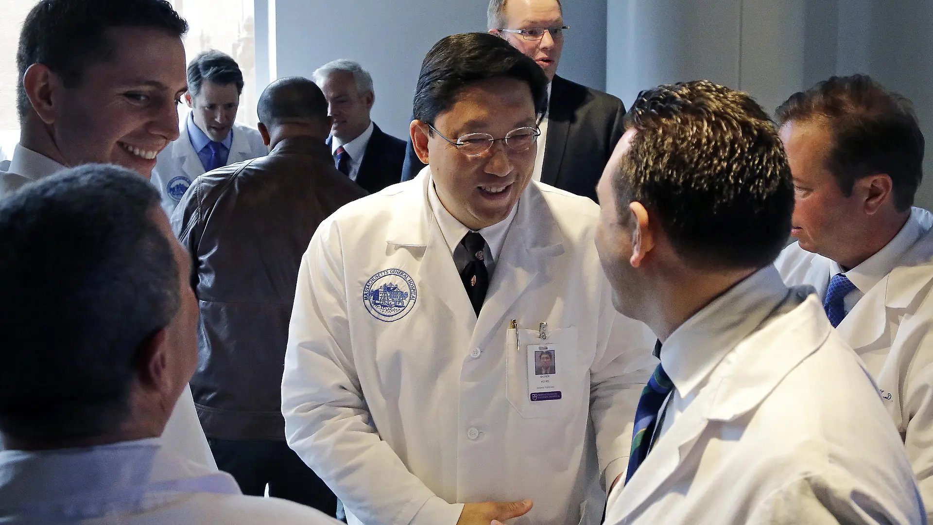Dr. Dicken Ko führte gemeinsam mit anderen internationalen Chirurgen die Hodentransplantation durch.