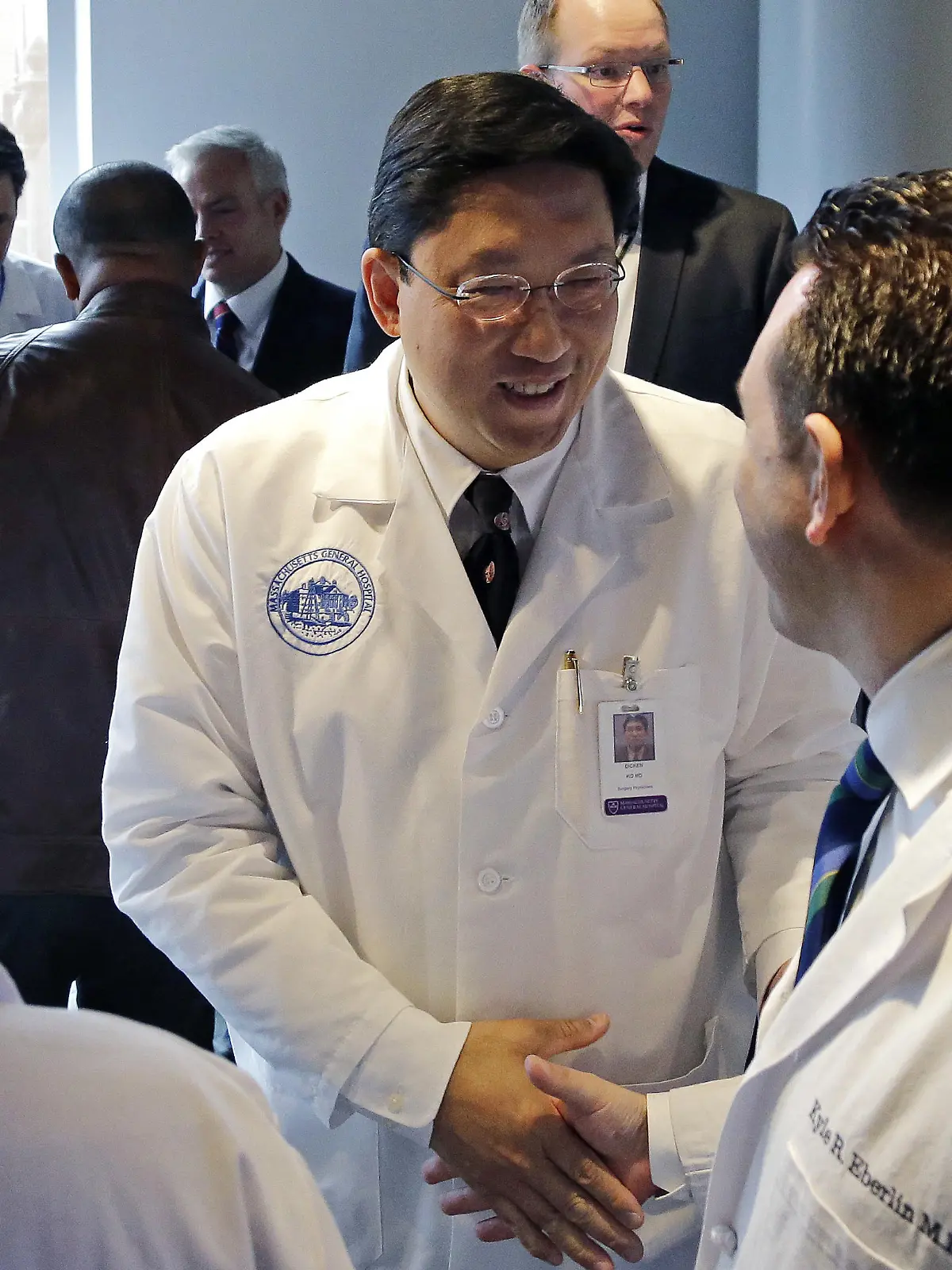 Dr. Dicken Ko führte gemeinsam mit anderen internationalen Chirurgen die Hodentransplantation durch.