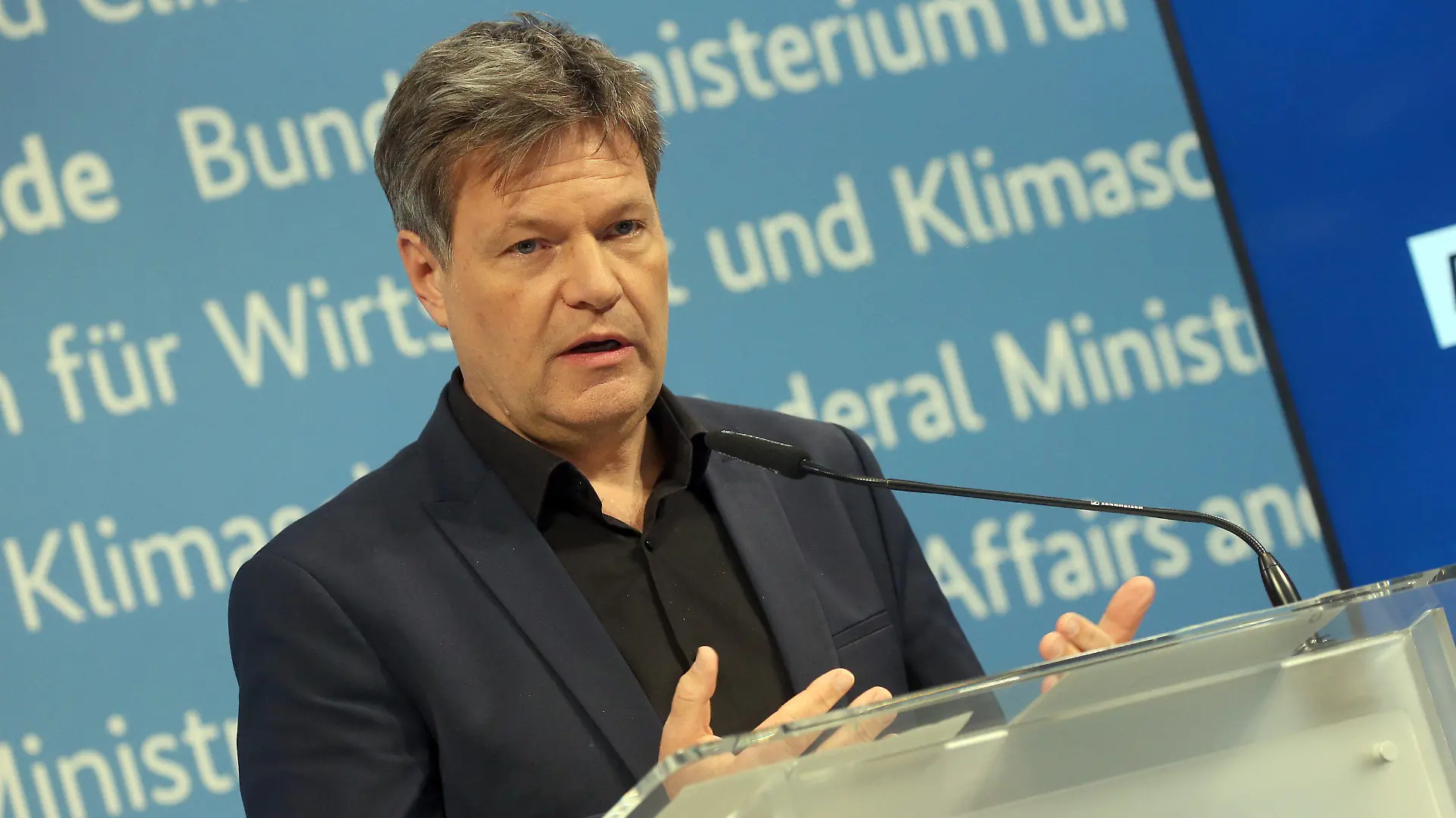 23.02.2023, Berlin: Robert Habeck (Bündnis 90/Die Grünen), Bundeswirtschaftsminister, beantwortet in seinem Ministerium Fragen von Journalisten zu seiner Ankündigung, die Umgehung von Russland-Sanktionen zu erschweren. Seit dem Angriff auf die Ukraine ist Russland mit weitreichenden Handelssanktionen belegt. Habeck schlägt ein Maßnahmenpaket auf nationaler und EU-Ebene vor, damit Sanktionen nicht mehr umgangen werden. Foto: Wolfgang Kumm/dpa +++ dpa-Bildfunk +++