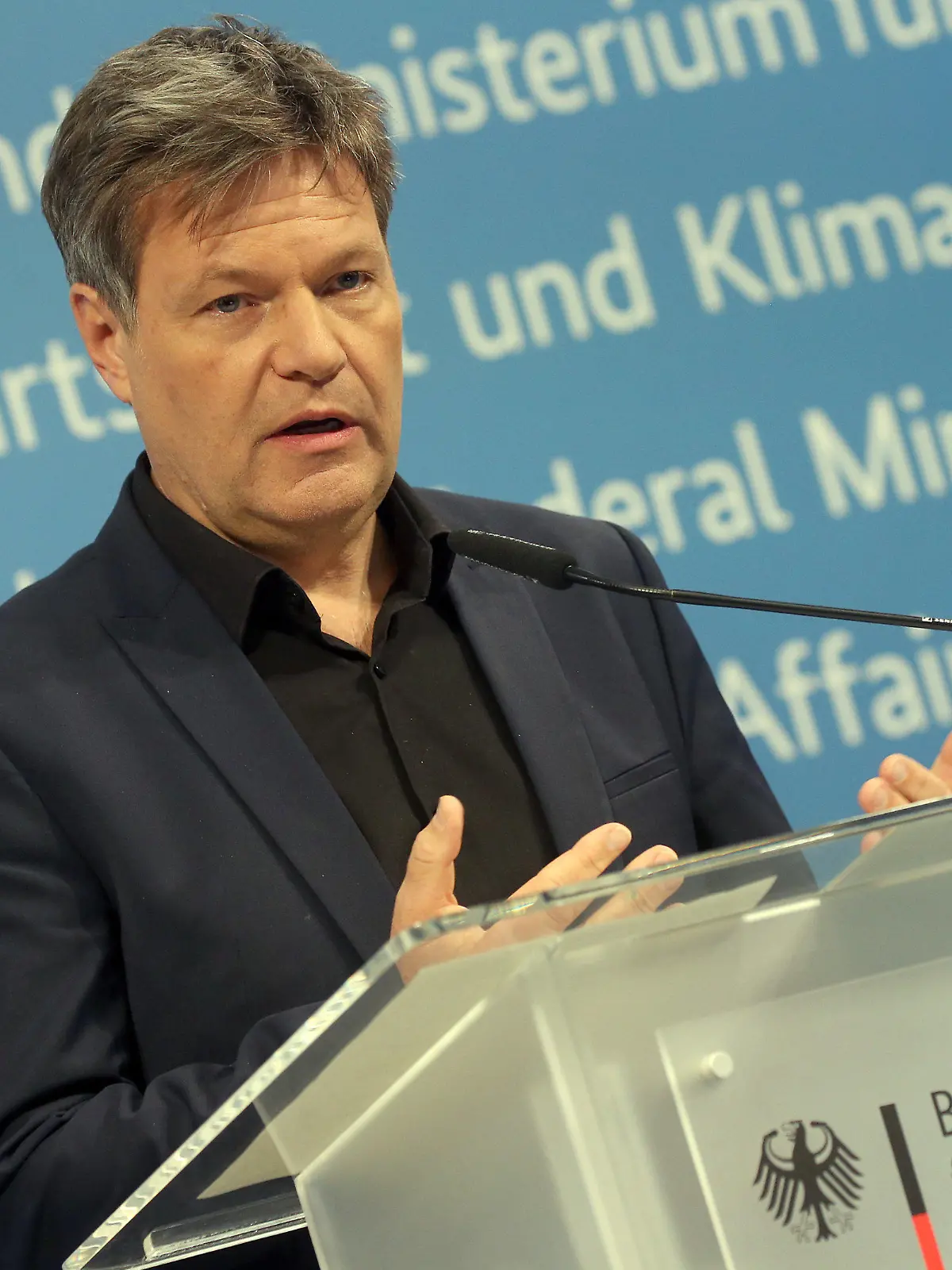 23.02.2023, Berlin: Robert Habeck (Bündnis 90/Die Grünen), Bundeswirtschaftsminister, beantwortet in seinem Ministerium Fragen von Journalisten zu seiner Ankündigung, die Umgehung von Russland-Sanktionen zu erschweren. Seit dem Angriff auf die Ukraine ist Russland mit weitreichenden Handelssanktionen belegt. Habeck schlägt ein Maßnahmenpaket auf nationaler und EU-Ebene vor, damit Sanktionen nicht mehr umgangen werden. Foto: Wolfgang Kumm/dpa +++ dpa-Bildfunk +++