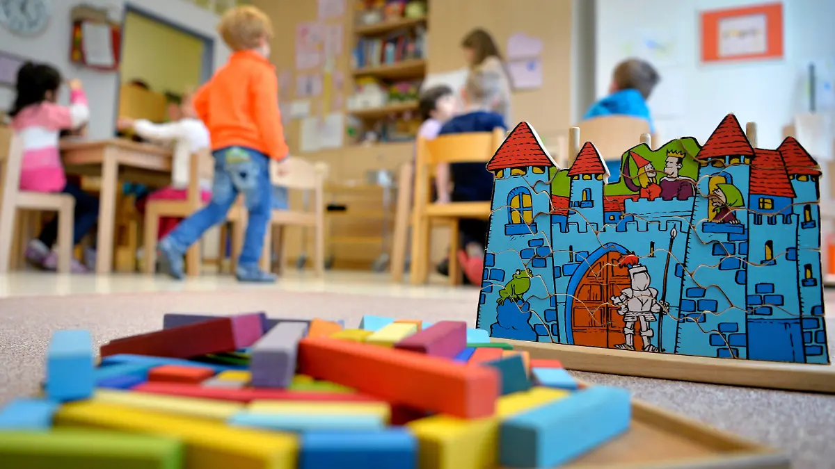 ARCHIV - 18.04.2016, Nordrhein-Westfalen, Düsseldorf: ILLUSTRATION - Spielzeug liegt in einer Kindertagesstätte auf dem Boden. Kinder mit Schnupfen und laufender Nase sollen in Bayern nach den Sommerferien nicht mehr automatisch vom Kita-Besuch ausgeschlossen werden. (zu dpa "Ab September kein Kita-Verbot mehr für Kinder mit Schnupfen") Foto: Monika Skolimowska/dpa +++ dpa-Bildfunk +++