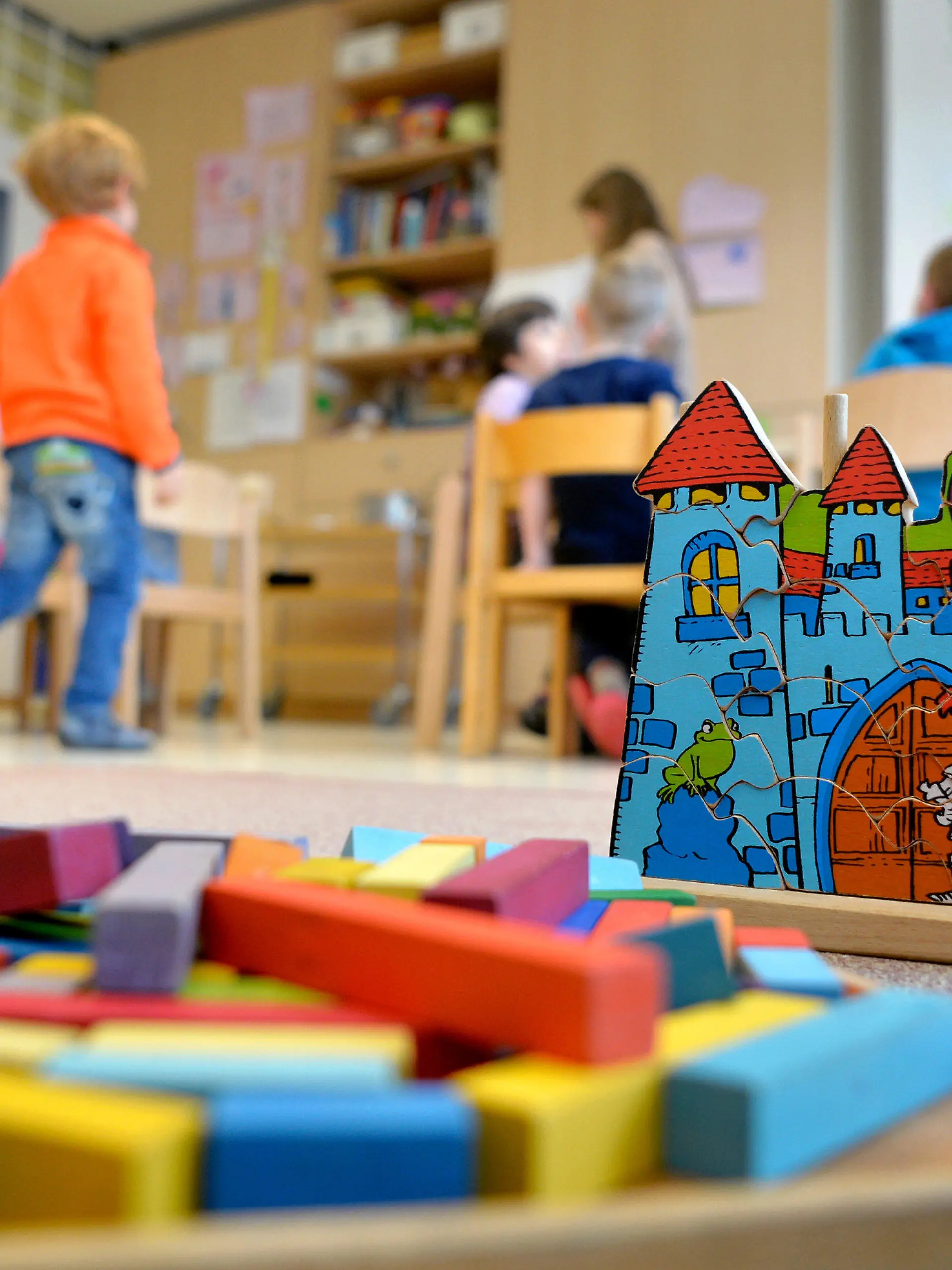 ARCHIV - 18.04.2016, Nordrhein-Westfalen, Düsseldorf: ILLUSTRATION - Spielzeug liegt in einer Kindertagesstätte auf dem Boden. Kinder mit Schnupfen und laufender Nase sollen in Bayern nach den Sommerferien nicht mehr automatisch vom Kita-Besuch ausgeschlossen werden.    (zu dpa "Ab September kein Kita-Verbot mehr für Kinder mit Schnupfen") Foto: Monika Skolimowska/dpa +++ dpa-Bildfunk +++