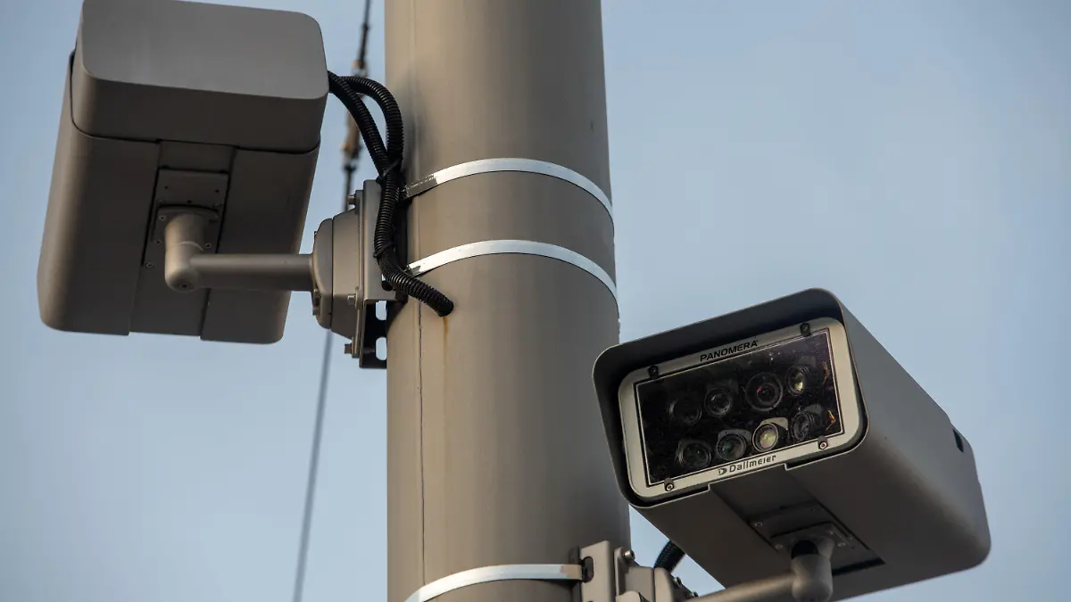08.12.2019, Bayern, Augsburg: Am Königsplatz sind an einem Mast Videoüberwachungskamneras angebracht. Ein Feuerwehrmann war am Freitagabend (06.12.2019) hier in seiner Freizeit nach einem Schlag so schwer verletzt worden, dass er noch vor Ort starb. Foto: Stefan Puchner/dpa +++ dpa-Bildfunk +++