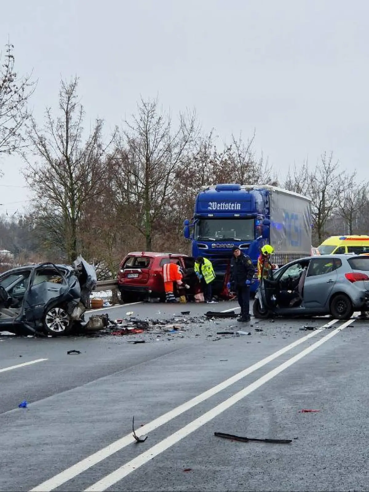 7aIMG: 0386597 Mehrere Tote bei Crash auf Bundesstraße 

EILENBURG: Gegen 11 Uhr kam es am heutigen Donnerstag zu einem schweren Verkehrsunfall auf der B87 bei Eilenburg. Bei einem Zusammenstoß mehrerer Fahrzeuge  sind mehrere Personen ums Leben gekommen. Feuerwehr, Polizei und Rettungsdienst im Großeinsatz.Sachsen, 04838 Eilenburg, Deutschland  Fotograf: 7aktuell.de/ Pannier 7aID:34871
