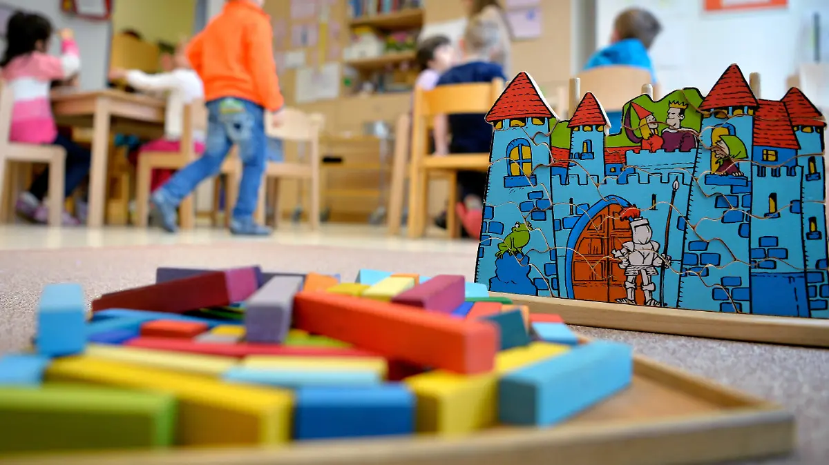 ARCHIV - 18.04.2016, Nordrhein-Westfalen, Düsseldorf: Spielzeug liegt in einer Kindertagesstätte auf dem Boden. (zu dpa «Nachbarn klagen gegen Kita - Gemeindetag: Im Normalfall kaum Chancen») Foto: Monika Skolimowska/dpa +++ dpa-Bildfunk +++