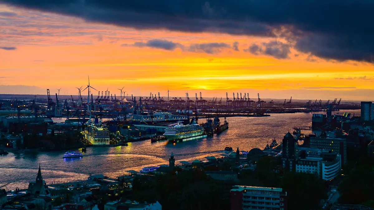 ACHTUNG: SPERRFRIST 26. OKTOBER 17:31 UHR. SENDESPERRFRIST FREITAG 26.10.2018 UM 17.30 UHR - ARCHIV - 05.11.2017, Hamburg: Das Hafenpanorama bei Sonnenuntergang. Die Vorbereitungen für die Elbvertiefung laufen auf Hochtouren. Nach 16 Jahren teils erbitterter Auseinandersetzungen geht es los. Die Fahrrinne der Elbe wird verbreitert und vertieft. Im nächsten Jahr rücken die Bagger an. (zu dpa «Elbvertiefung vor dem Start - Arbeiten sind ausgeschrieben») Foto: Axel Heimken/dpa +++ dpa-Bildfunk +++