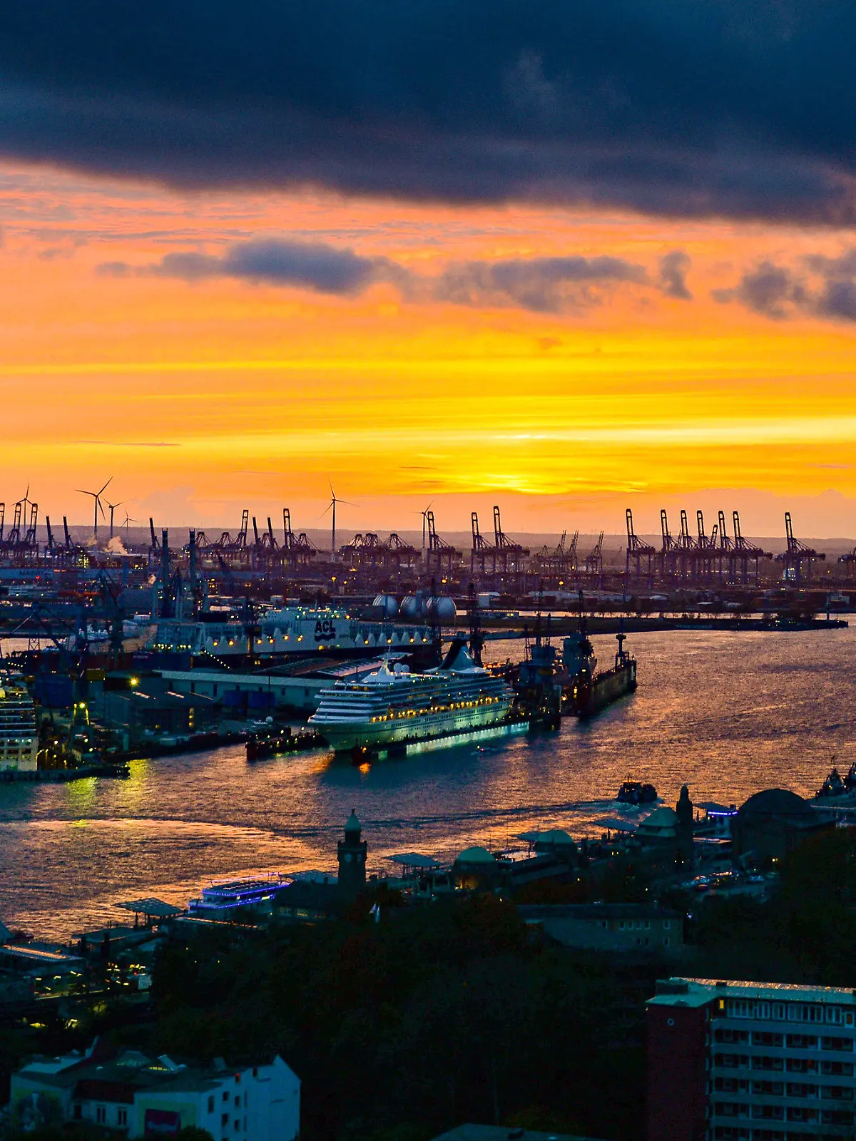 ACHTUNG: SPERRFRIST 26. OKTOBER 17:31 UHR. SENDESPERRFRIST FREITAG 26.10.2018 UM 17.30 UHR - ARCHIV - 05.11.2017, Hamburg: Das Hafenpanorama bei Sonnenuntergang. Die Vorbereitungen für die Elbvertiefung laufen auf Hochtouren. Nach 16 Jahren teils erbitterter Auseinandersetzungen geht es los. Die Fahrrinne der Elbe wird verbreitert und vertieft. Im nächsten Jahr rücken die Bagger an. (zu dpa «Elbvertiefung vor dem Start - Arbeiten sind ausgeschrieben») Foto: Axel Heimken/dpa +++ dpa-Bildfunk +++