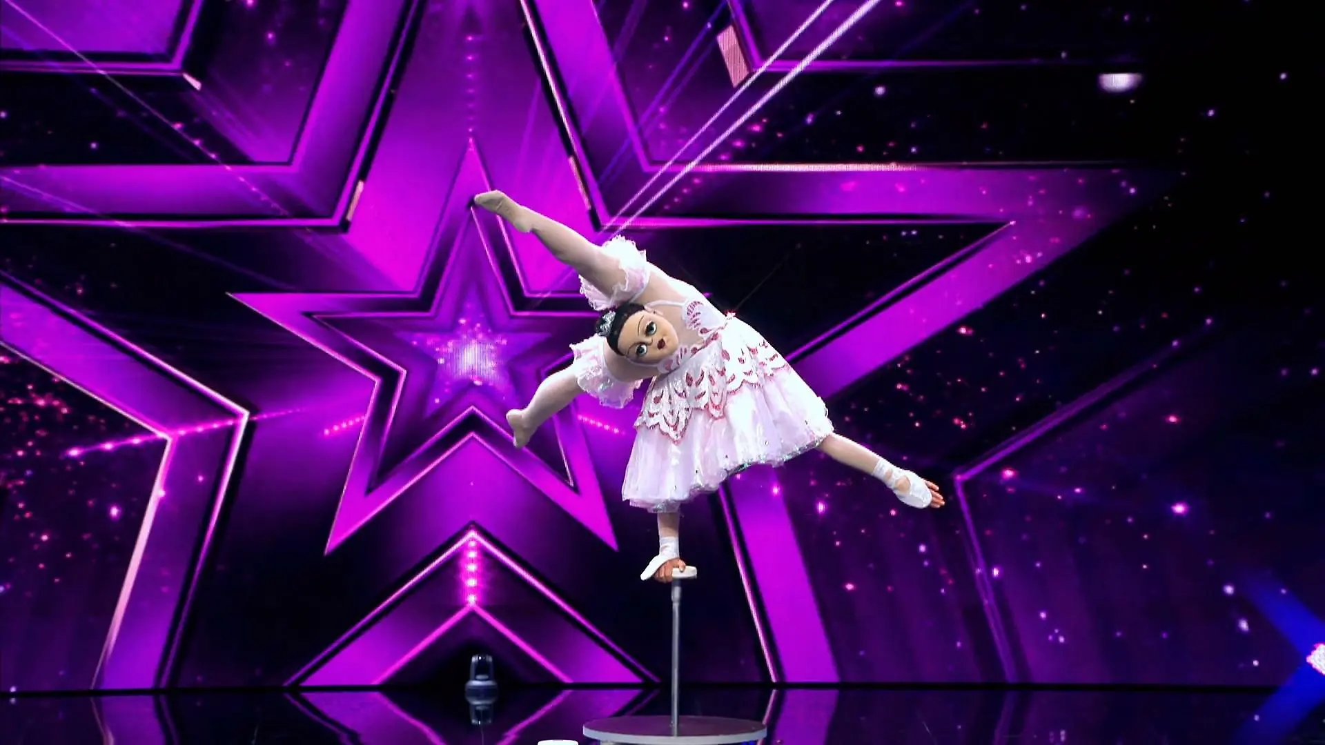 Tänzerin Veronika überrascht die Supertalent-Jury Ballett der anderen Art