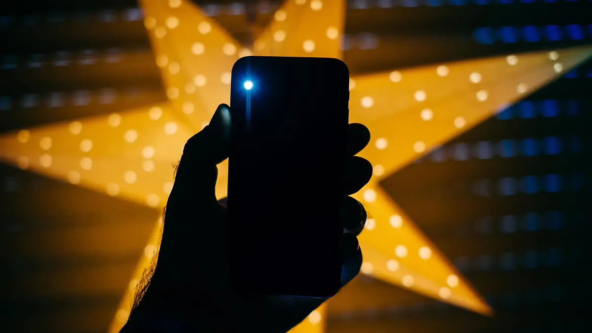 Bei neueren Iphone-Generationen geht die Taschenlampen-App oft von selbst an.