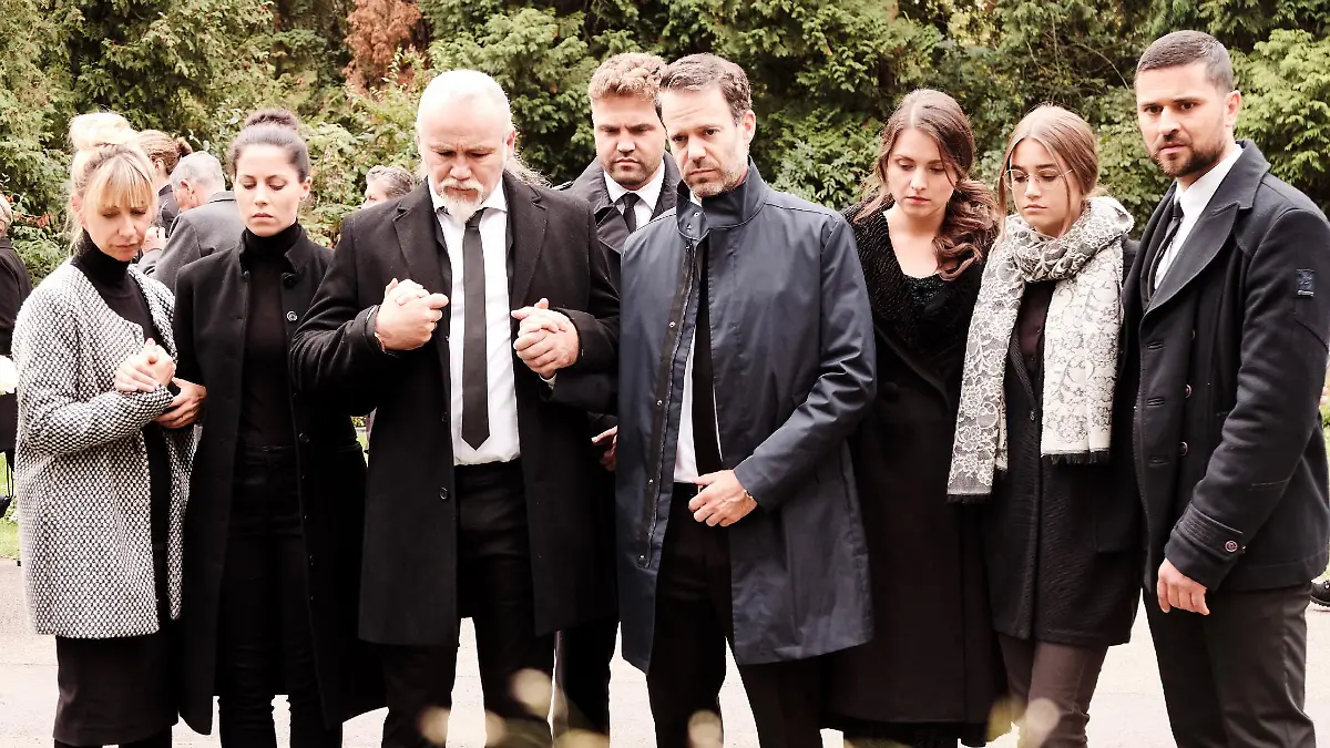 Die Familie (v.l.: Isabell Hertel, Valea Scalabrino, Luca Maric, Benjamin Heinrich, Ben Ruedinger, Antonia Michalsky, Josephine Becker, Milos Vukovic) gibt sich in ihrer Trauer um Irene gegenseitig Halt. 

Die Verwendung des sendungsbezogenen Materials ist nur mit dem Hinweis und Verlinkung auf TVNOW gestattet.