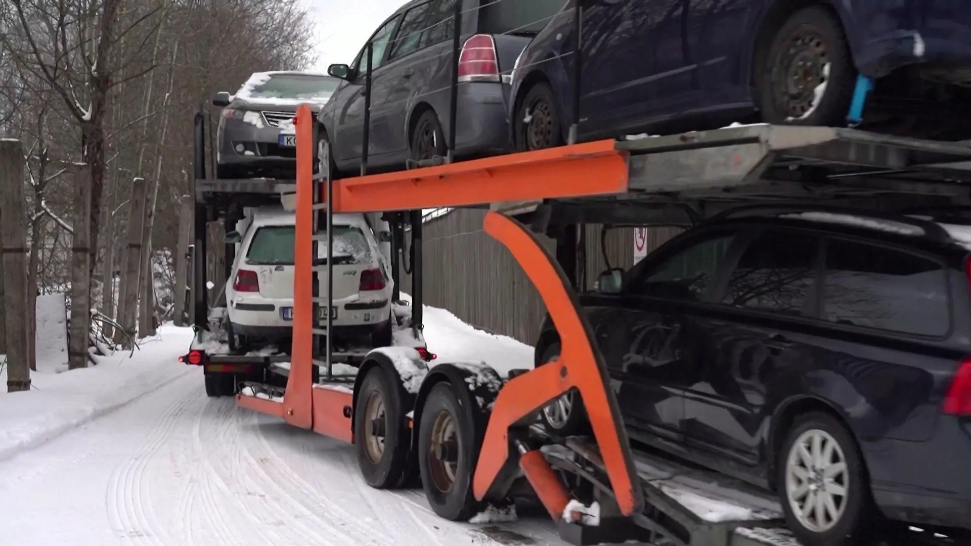 Beschlagnahmte Autos auf Anhänger.