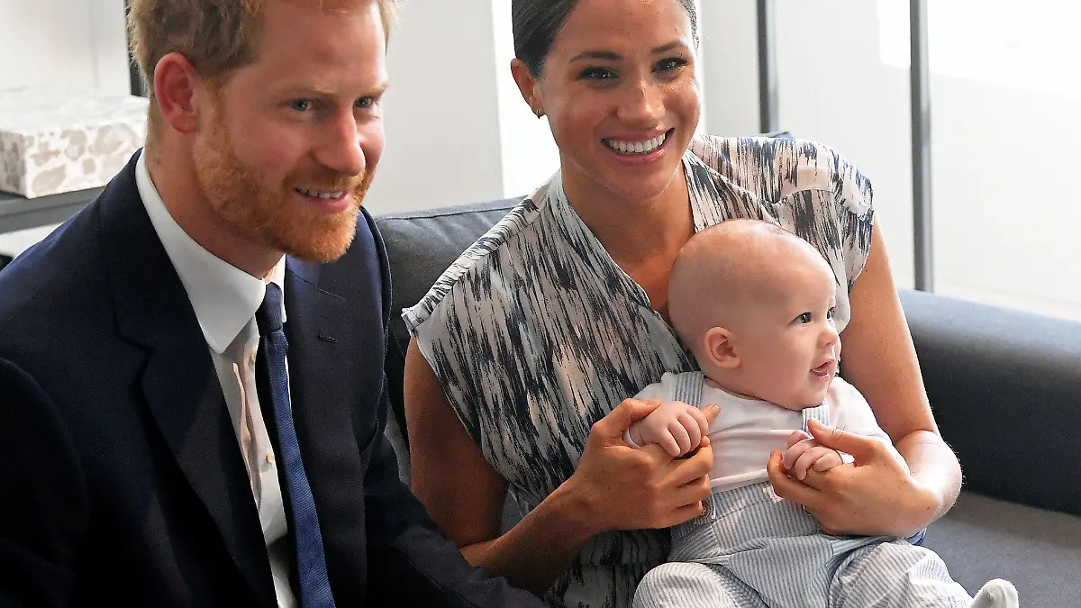 25.09.2019, Südafrika, Kapstadt: Der britische Prinz Harry (l), Herzog von Sussex, und seine Frau Meghan (2.v.l), Herzogin von Sussex, treffen gemeinsam mit ihrem Sohn Archie (M) Desmond Tutu (r), Erzbischof von Kapstadt und Friedensnobelpreisträger, in der Desmond & Leah Tutu Legacy Foundation. Die britischen Royals befinden sich auf dem dritten Tag ihrer 10-tägigen Afrikareise, die am 23.09.2019 begonnen hat. Foto: Toby Melville/PA Wire/dpa +++ dpa-Bildfunk +++