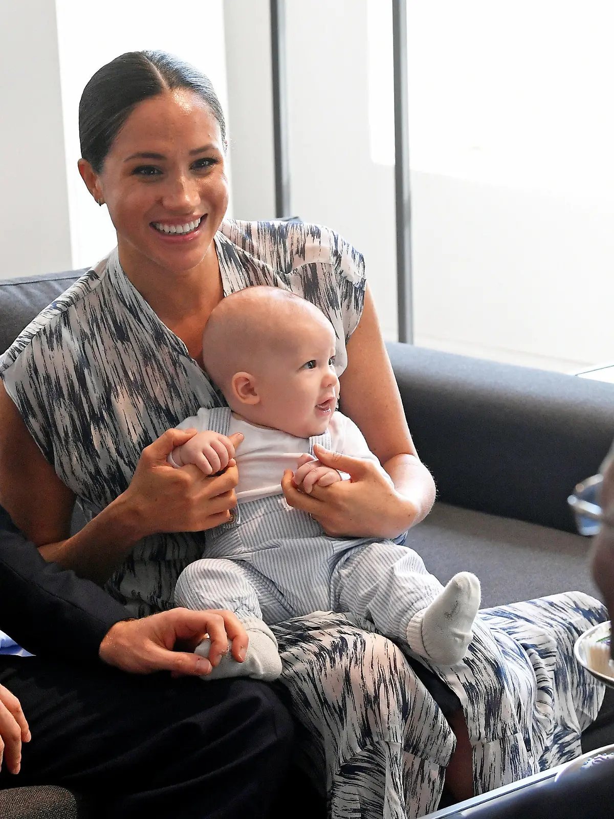 25.09.2019, Südafrika, Kapstadt: Der britische Prinz Harry (l), Herzog von Sussex, und seine Frau Meghan (2.v.l), Herzogin von Sussex, treffen gemeinsam mit ihrem Sohn Archie (M) Desmond Tutu (r), Erzbischof von Kapstadt und Friedensnobelpreisträger, in der Desmond & Leah Tutu Legacy Foundation. Die britischen Royals befinden sich auf dem dritten Tag ihrer 10-tägigen Afrikareise, die am 23.09.2019 begonnen hat. Foto: Toby Melville/PA Wire/dpa +++ dpa-Bildfunk +++