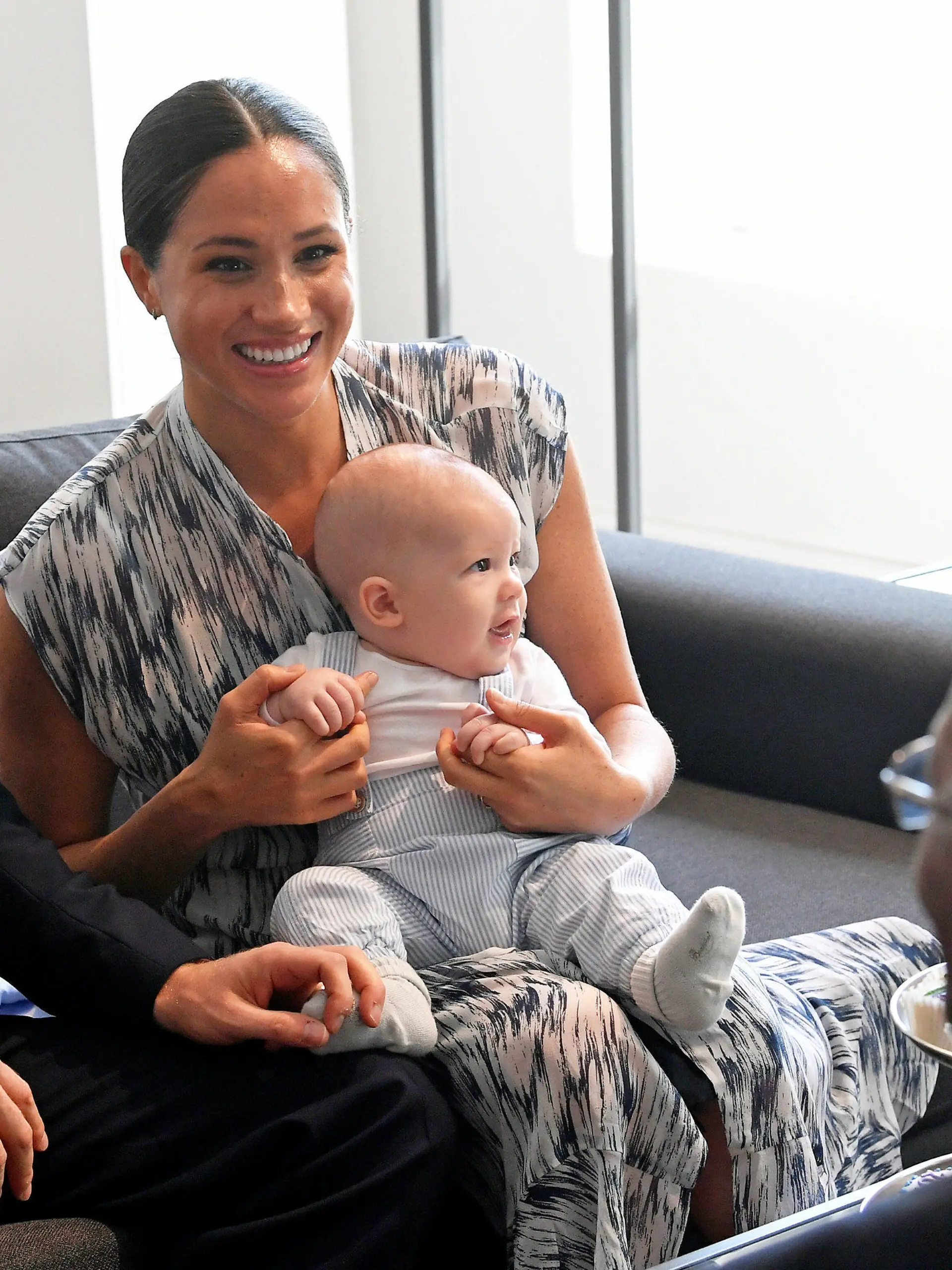 25.09.2019, Südafrika, Kapstadt: Der britische Prinz Harry (l), Herzog von Sussex, und seine Frau Meghan (2.v.l), Herzogin von Sussex, treffen gemeinsam mit ihrem Sohn Archie (M) Desmond Tutu (r), Erzbischof von Kapstadt und Friedensnobelpreisträger, in der Desmond & Leah Tutu Legacy Foundation. Die britischen Royals befinden sich auf dem dritten Tag ihrer 10-tägigen Afrikareise, die am 23.09.2019 begonnen hat. Foto: Toby Melville/PA Wire/dpa +++ dpa-Bildfunk +++