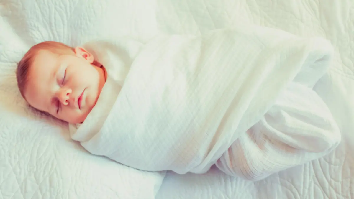 Baby ist gepuckt und schläft