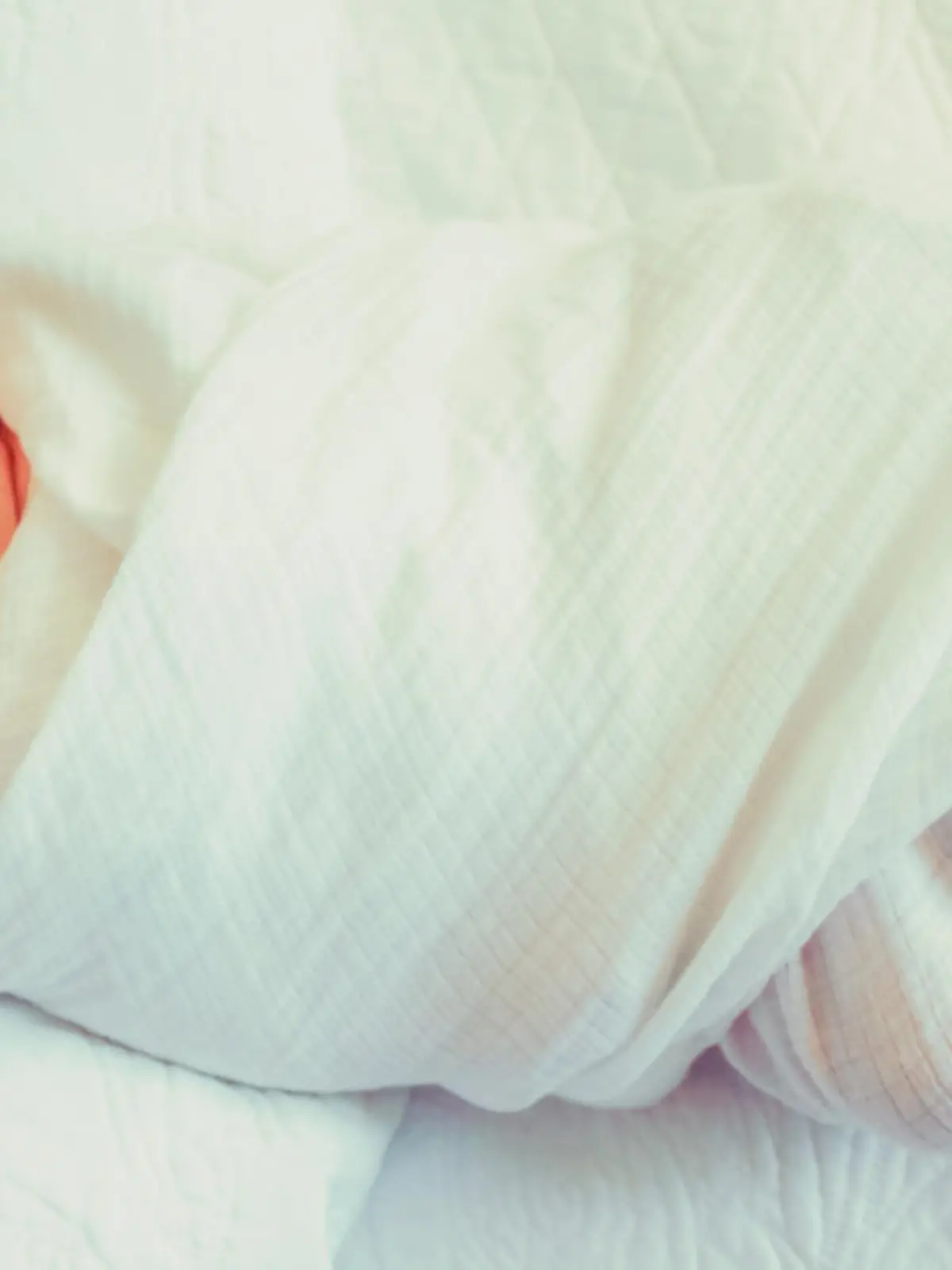 Baby ist gepuckt und schläft