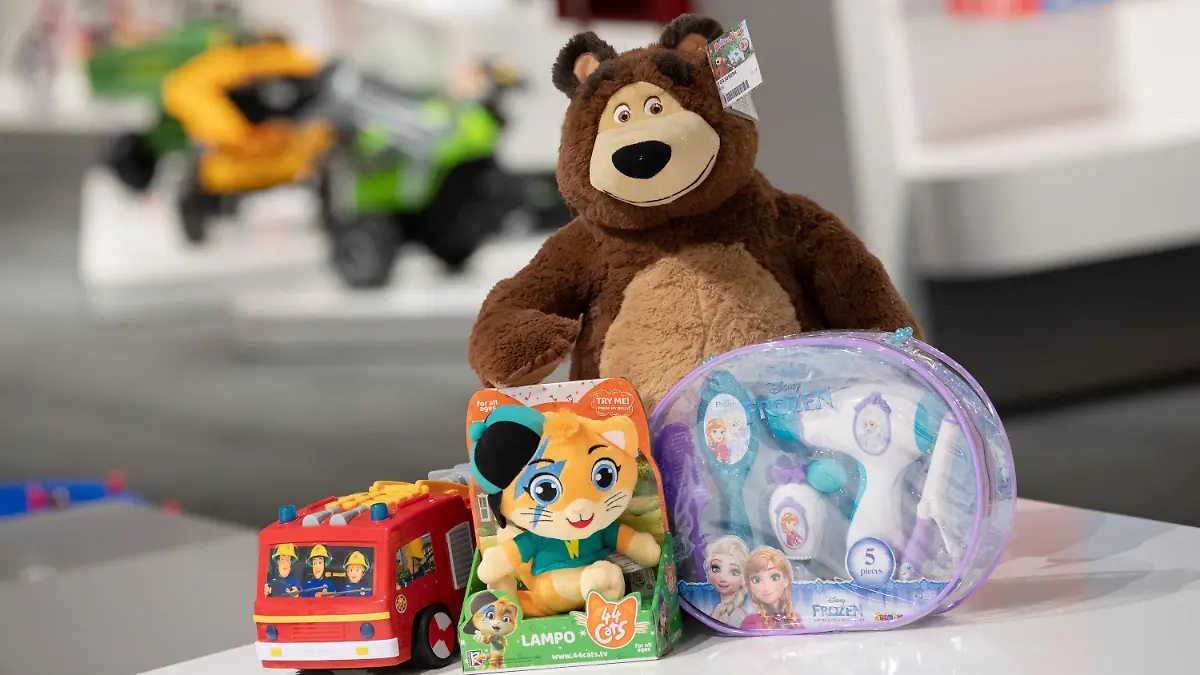 27.11.2019, Bayern, Fürth: Die Spielwaren und Lizenzprodukte "Fireman Sam" (l-r) von Dickie Toys, "44 Cats" von Smoby, der Bär aus "Mascha und der Bär" von Dickie Toys und ein Spielzeug-Beautyset mit den Konterfeis der Figuren aus dem Disney-Film "Die Eiskönigin 2" (Originaltitel "Frozen") stehen beim Spielwarenhersteller Simba Dickie Group nebeneinander. Im Jahr 2018 machten Lizenzprodukte nach Angaben vom Deutschen Verband der Spielwarenindustrie (DVSI) etwa 20 Prozent vom Gesamtumsatz der Spielwarenindustrie aus. (zu dpa-Korr: "Die Eiskönigin erobert die Kinderzimmer") Foto: Daniel Karmann/dpa +++ dpa-Bildfunk +++