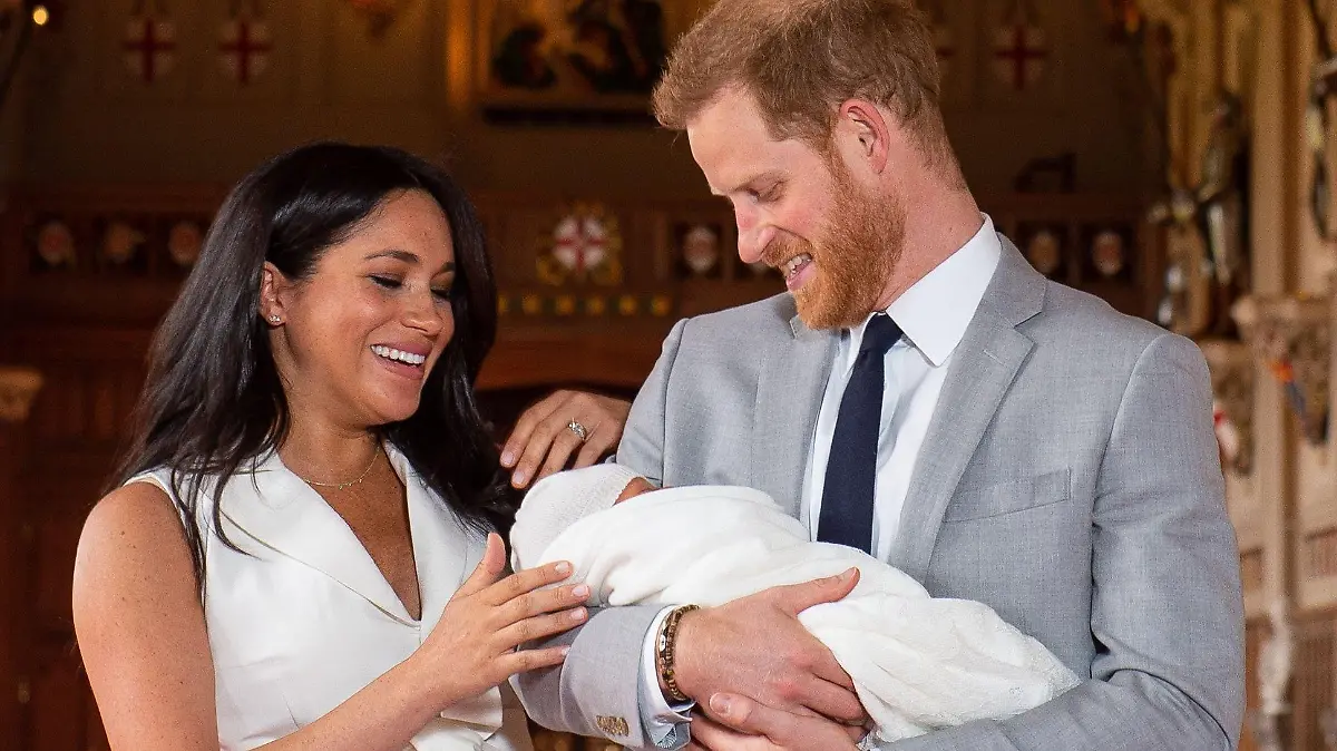 08.05.2019, Großbritannien, Windsor: RECROP - Prinz Harry von Großbritannien und Meghan, Herzogin von Sussex, halten ihren noch namenlosen Sohn in der St. George's Hall im Windsor Castle im Arm. Das noch namenlose, am 06.05.2019 geborene, «Baby Sussex» ist das erste Kind von Prinz Harry und seiner Frau Meghan. Foto: Dominic Lipinski/PA Wire/dpa +++ dpa-Bildfunk +++