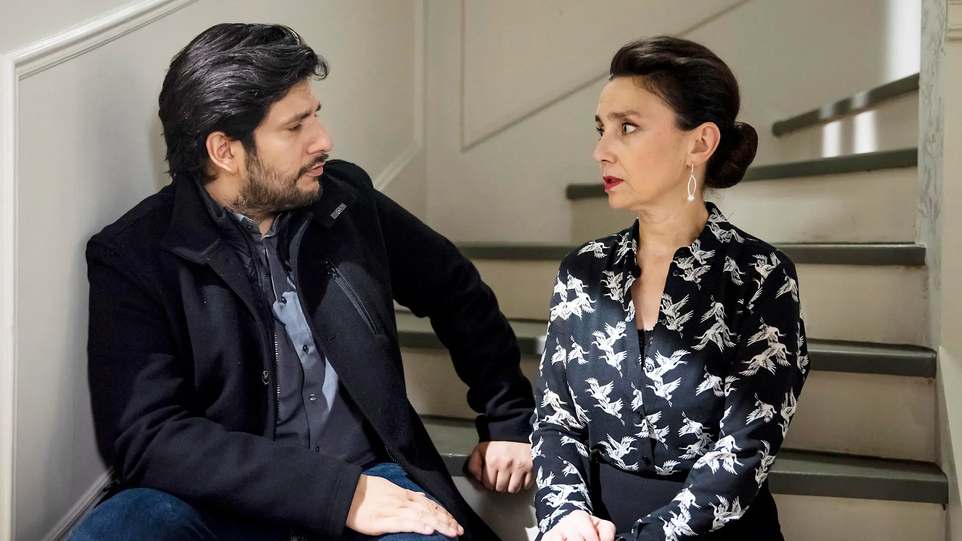 Simone (Tatjana Clasing) vertraut Maximilian (Francisco Medina) an, wer Niclas ist.

Die Verwendung des sendungsbezogenen Materials ist nur mit dem Hinweis und Verlinkung auf TVNOW gestattet.
