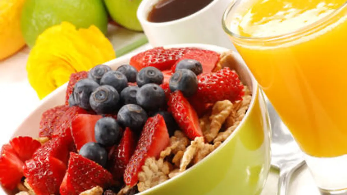 Frühstück, Kaffee, Obst, Müsli, Breakfast, Orangensaft, Diät, Frühling, Limette, gesund, Hafer, Flocken, Orange, Erdbeeren, Heidelbeeren, rot, blau, gelb, essen, Frucht, lecker, Kerne, frisch, natürlich, Ernährung, Vitamine, Mineralien, abnehmen, Makro; Lebensmittel