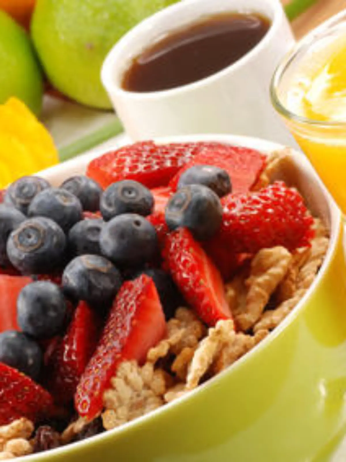 Frühstück, Kaffee, Obst, Müsli, Breakfast, Orangensaft, Diät, Frühling, Limette, gesund, Hafer, Flocken, Orange, Erdbeeren, Heidelbeeren, rot, blau, gelb, essen, Frucht, lecker, Kerne, frisch, natürlich, Ernährung, Vitamine, Mineralien, abnehmen, Makro; Lebensmittel