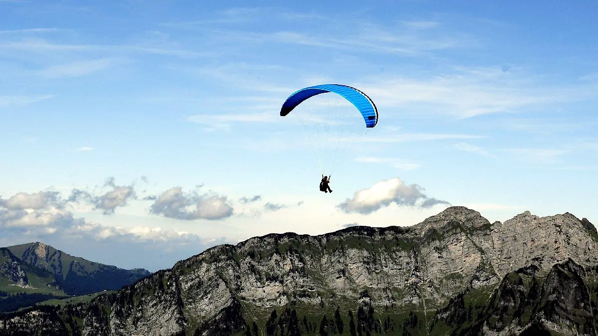 A solitary paraglider soars above the Churfirsten mountains, passing over Flumserberg, Switzerland, in perfect weather conditions, August 24, 2008. EPA/WALTER BIERI +++(c) dpa - Bildfunk+++