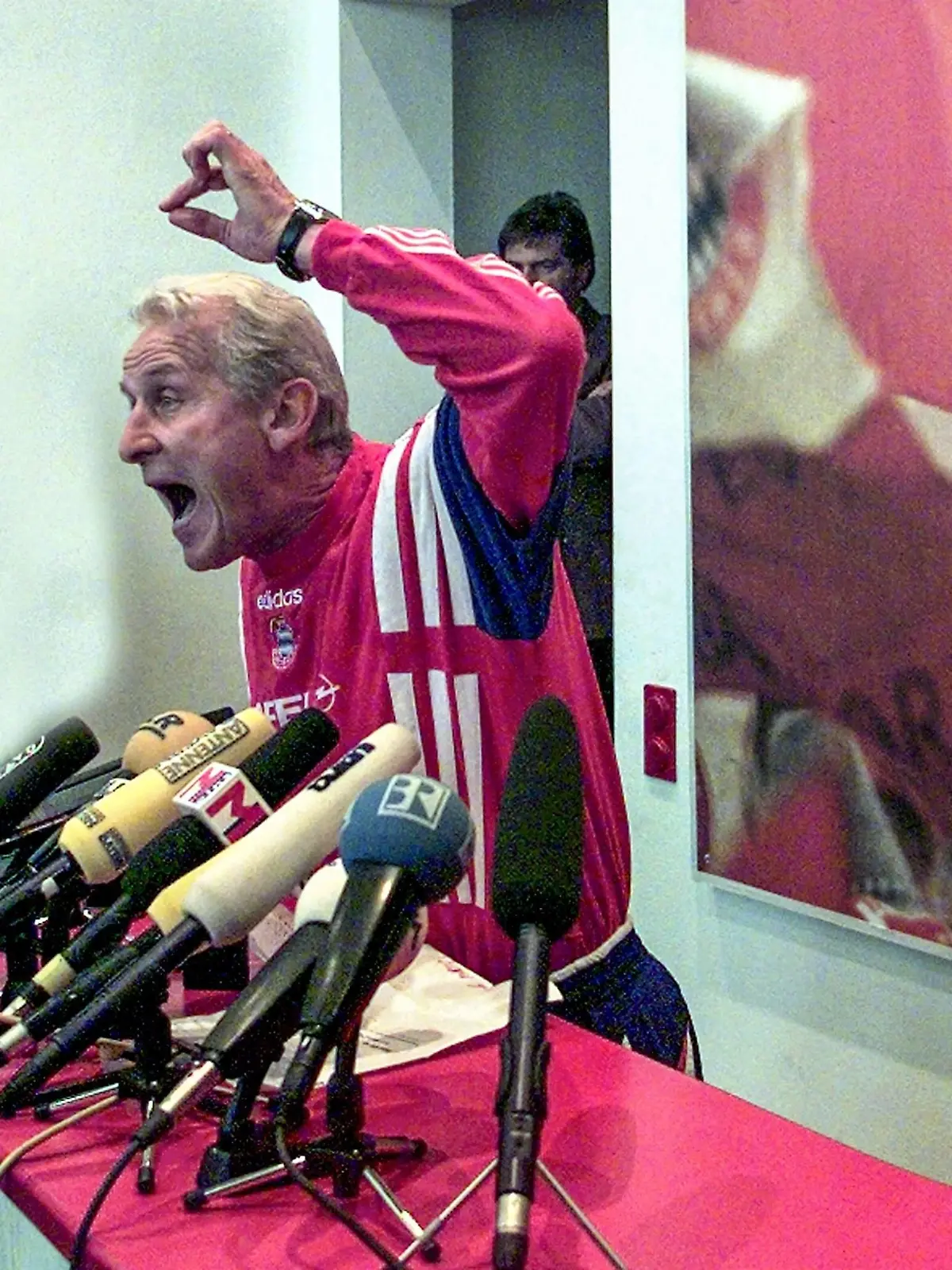 FC Bayern München 10.03.1998 Wutrede von Trainer Giovanni Trapattoni, in der hitzigen, dreieinhalbminütigen Rede entstandenen Satzkonstrukte wie: Was erlauben Strunz -  schwach wie eine Flasche leer - Ich habe fertig  