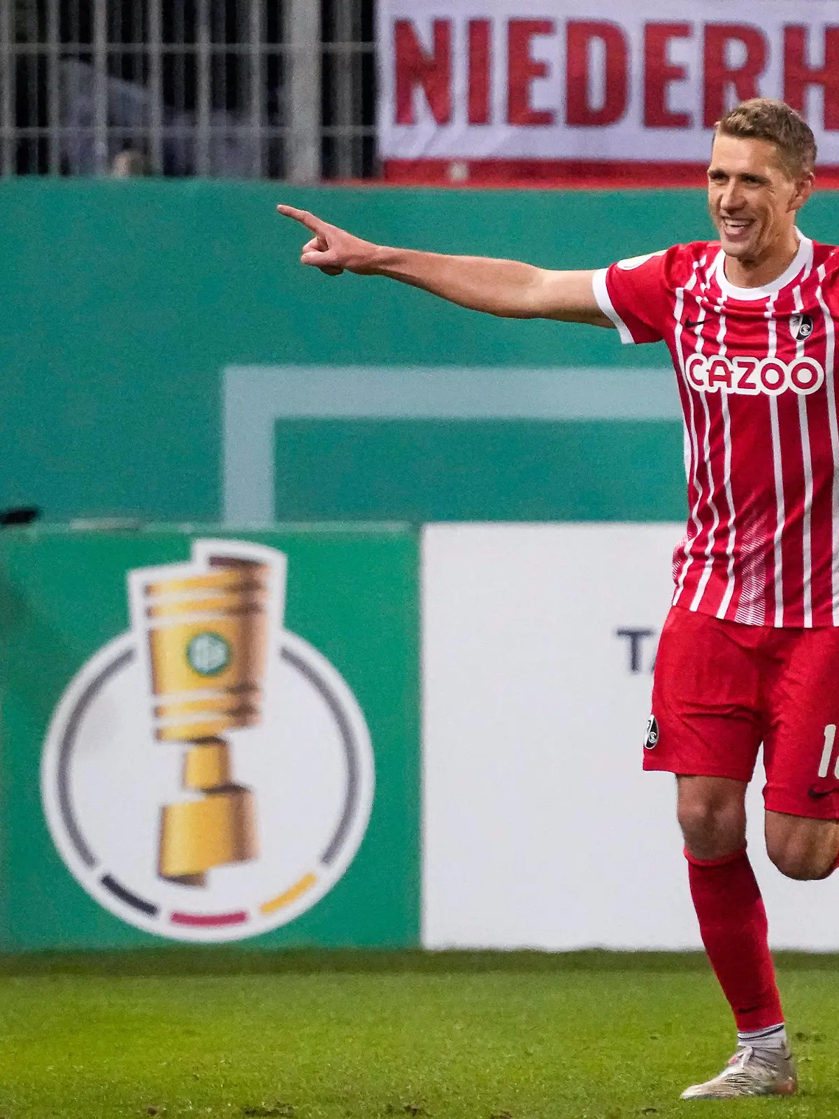 Torschütze Nils Petersen SCF, 18, Spieler vom SC Freiburg, jubelt über das Tor zum 0:2, Jubel, jubeln, Torjubel, Torerfolg, celebrate the goal, goal, celebration, Jubel ueber das Tor, optimistisch, Spielszene, Highlight, Einzelbild, Action, Aktion, 07.02.2023, Sandhausen Deutschland, Fussball, DFB-Pokal, Achtelfinale, SV Sandhausen - SC Freiburg, DFB/DFL REGULATIONS PROHIBIT ANY USE OF PHOTOGRAPHS AS IMAGE SEQUENCES AND/OR QUASI-VIDEO. *** Goal scorer Nils Petersen SCF, 18 , player from SC Freiburg, cheers about the goal to 0 2, jubilation, jubilate, goal celebration, celebrate the goal, celebration, jubilation about the goal, optimistic, game scene, highlight, single picture, action, action, 07 02 2023, Sandhausen Germany , football, DFB Pokal, Achtelfinale, SV Sandhausen SC Freiburg, DFB DFL REGULATIONS PROHIBIT ANY USE OF PHOTOGRAPHS AS IMAGE SEQUENCES AND OR QUASI VIDEO xozx