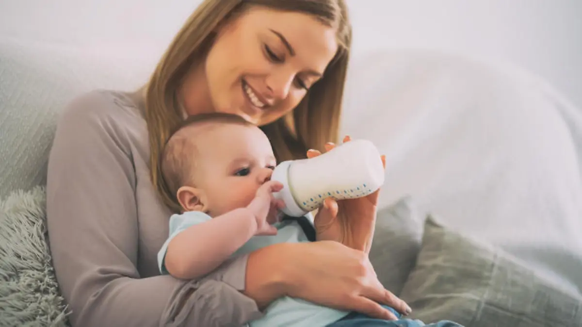Baby trinkt aus der Flasche