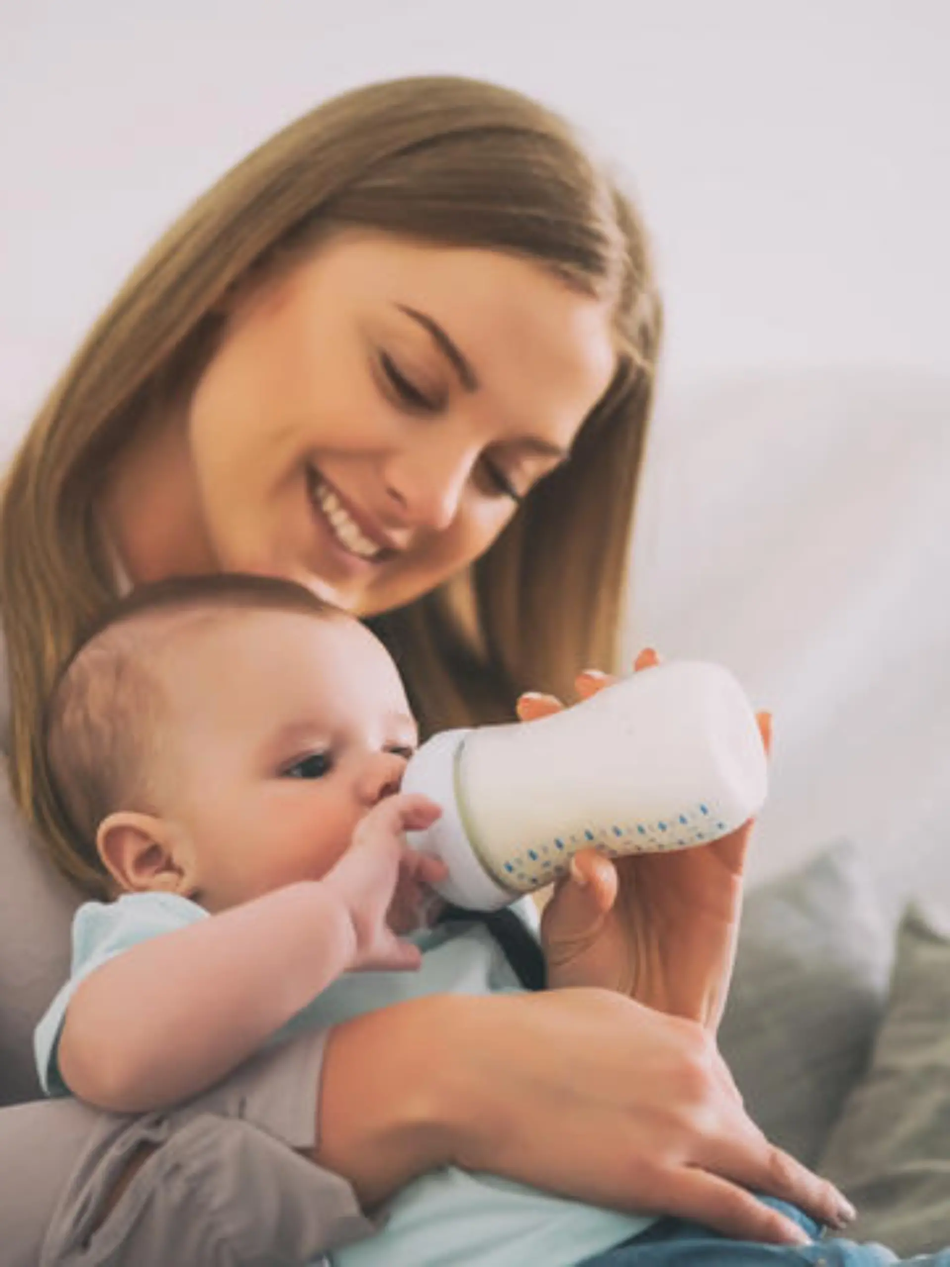 Baby trinkt aus der Flasche