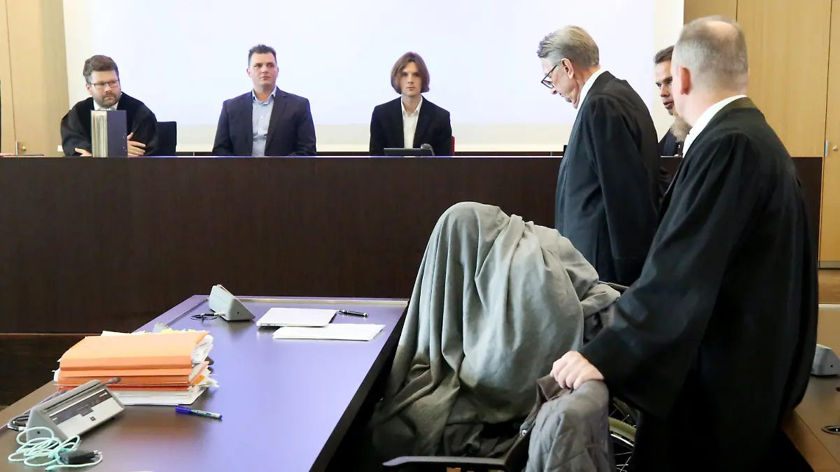 ARCHIV - 30.10.2019, Nordrhein-Westfalen, Düsseldorf: Der Angeklagte wartet mit seinem Anwalt Rüdiger Spormann (5.v.l.) darauf, das Richter Rainer Drees (l) den Prozess eröffnet. Im Prozess um den Mord an einer jungen Frau in einem Blumenladen in Neuss wird am 04.12.2019 das Urteil gegen den 32-jährigen Angeklagten erwartet. Zuvor müssen allerdings noch die Schlussvorträge gehalten werden. Foto: Roland Weihrauch/dpa +++ dpa-Bildfunk +++