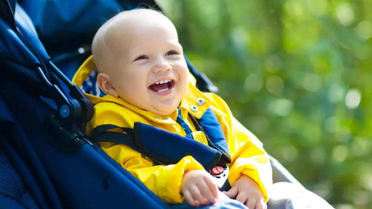 Baby sitzt im Kinderwagen