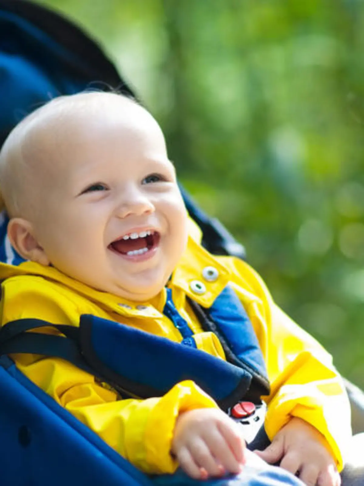Baby sitzt im Kinderwagen