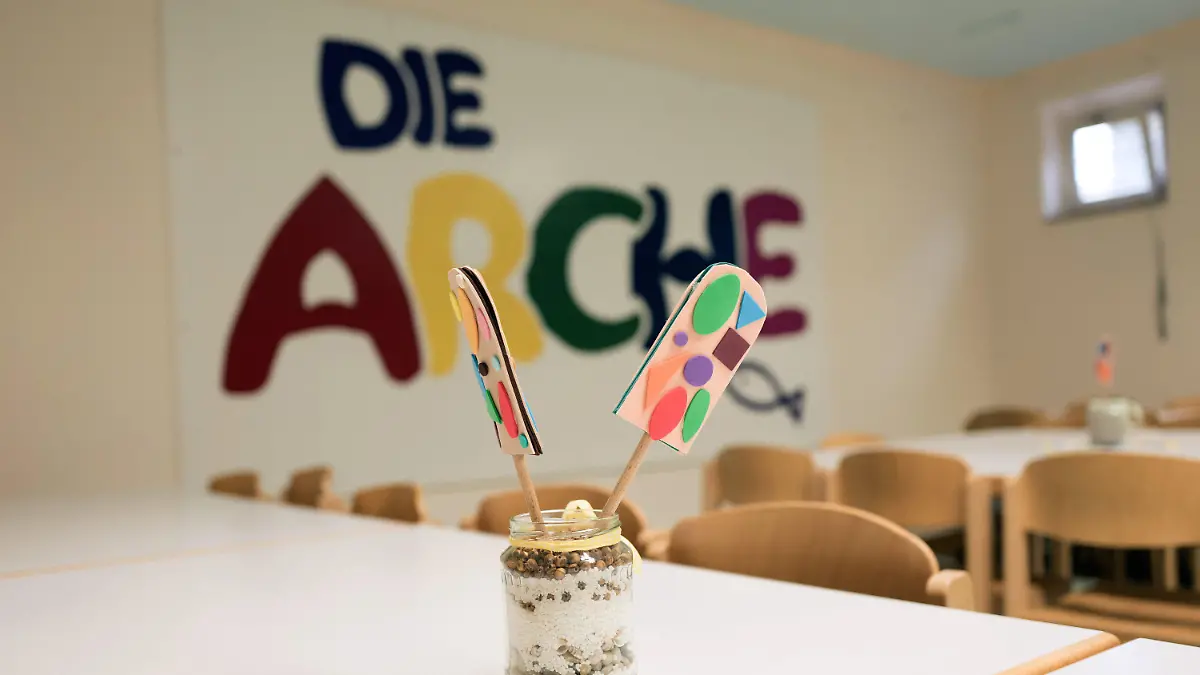 ARCHIV - 14.09.2017, Berlin: Blick auf ein Logo im Verein «Die Arche - Christliches Kinder- und Jugendwerk e. V.» in Berlin-Hellersdorf. (zu «Arche wird 25 Jahre alt und ruft Aktionstag gegen Kinderarmut aus») Foto: Jörg Carstensen/dpa +++ dpa-Bildfunk +++