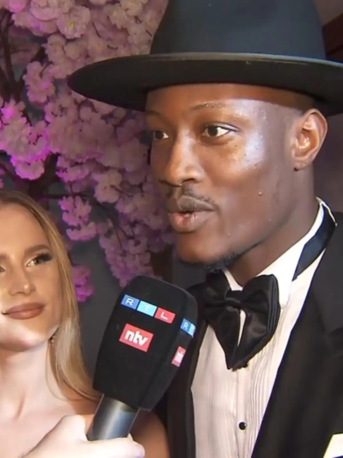 Es ist eine Gala mit ganz unterschiedlichen Gästen: Neben Aldi-Nord-Erbin Babette Albrecht feiert bei der Gala der Zeitschrift „The Frankfurter“ ein junges Fashion-Influencer Paar und die Söhne Mannheim sind auch mit einem nachdenklichen Lied dabei.