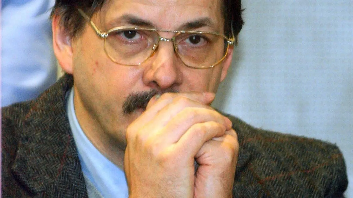 ARCHIV - Der belgische Kinderschänder Marc Dutroux verfolgt am 22.04..2004 die Verhandlung im Gericht von Arlon (Belgien). Der Fall Marc Dutroux beschäftigt erneut die belgische Justiz: Unter schärfsten Sicherheitsbedingungen berät ein Brüsseler Gericht an 04.02. über den Antrag des Mädchenmörders auf vorzeitige Haftentlassung. Foto: Belga/dpa (Zu dpa vom 02.02.2013) +++(c) dpa - Bildfunk+++