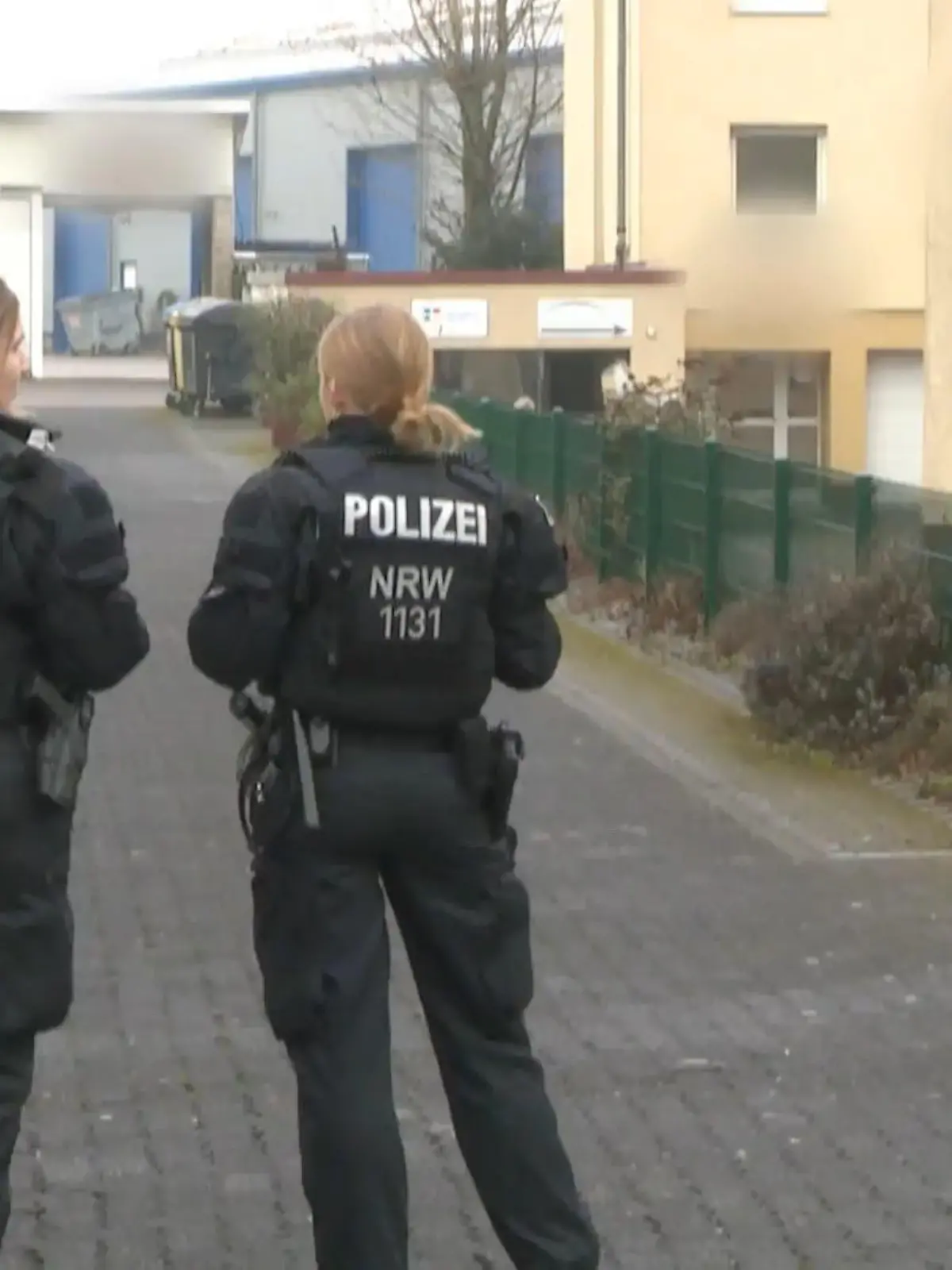 Razzia heute unter anderem in Gelsenkirchen gegen Hooligans. Die Durchsuchungen der Polizei stehen im Zusammenhang mit der Attacke von Dortmunder und Essener Hooligans auf Schalke-Anhänger. Am Samstag findet zum 100. Mal das Ruhrpott-Derby FC Schalke 04 gegen Borussia Dortmund statt.