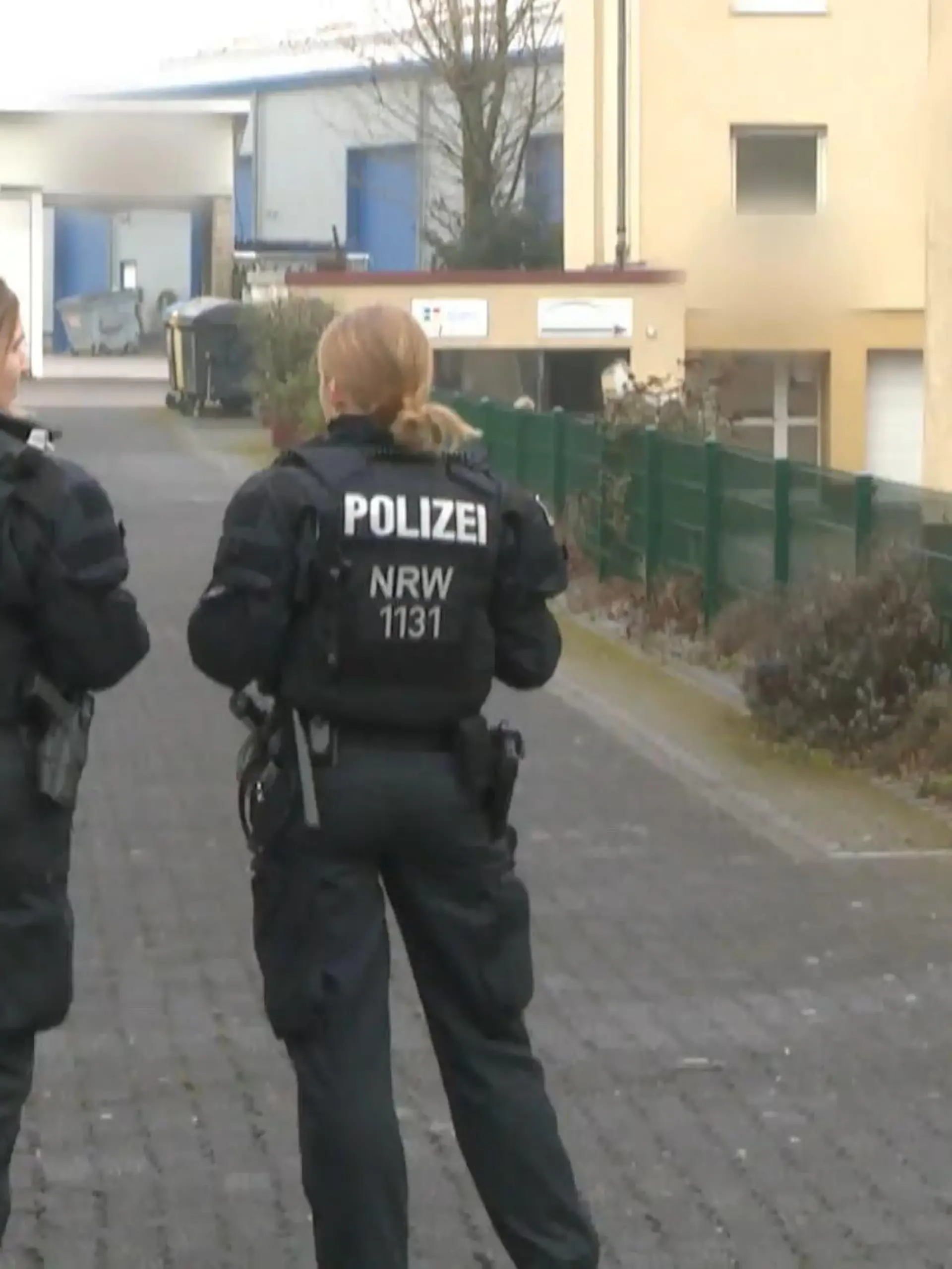Razzia heute unter anderem in Gelsenkirchen gegen Hooligans. Die Durchsuchungen der Polizei stehen im Zusammenhang mit der Attacke von Dortmunder und Essener Hooligans auf Schalke-Anhänger. Am Samstag findet zum 100. Mal das Ruhrpott-Derby FC Schalke 04 gegen Borussia Dortmund statt.