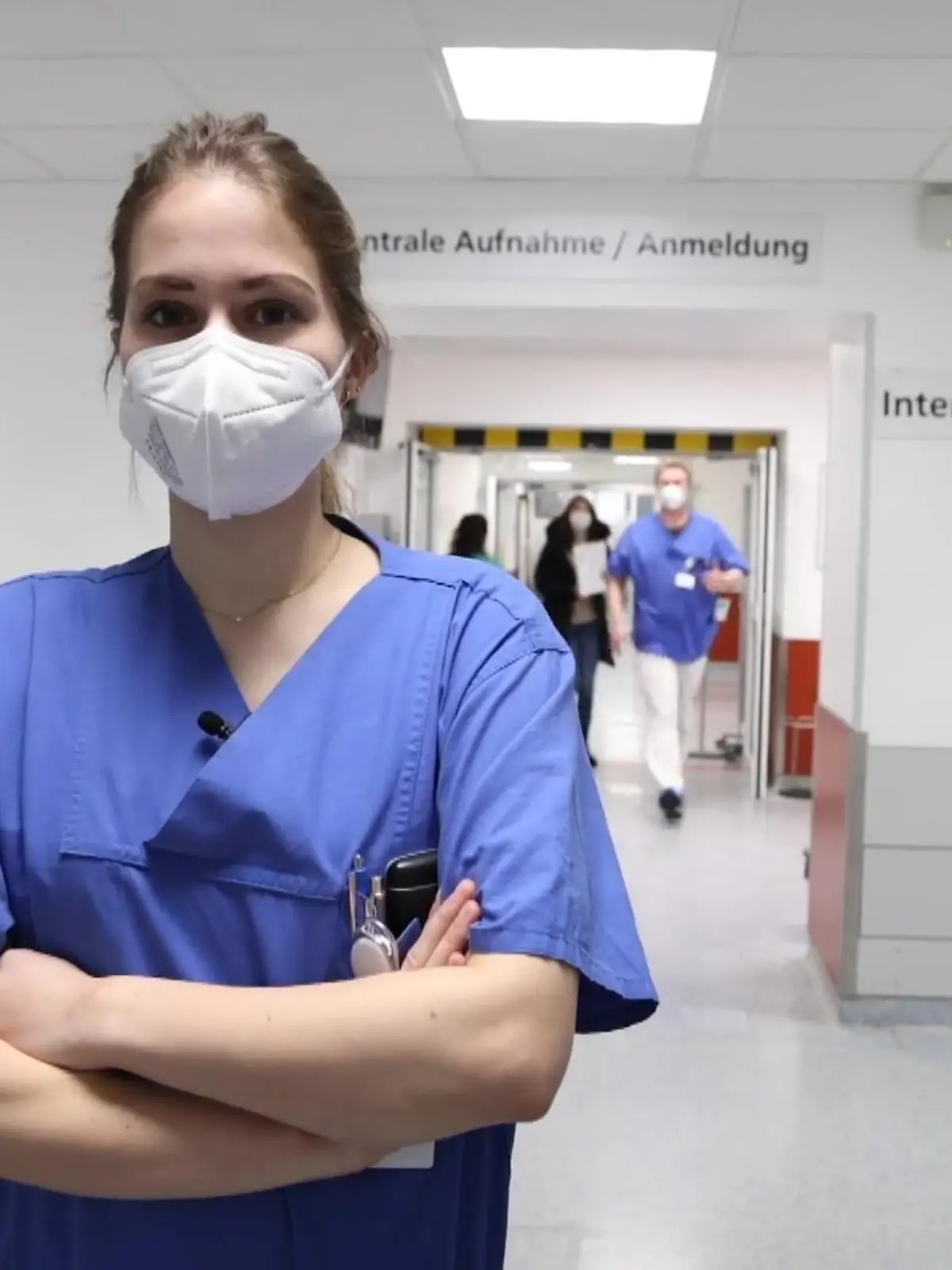 Eine junge Ärztin aus Essen hat die neuro-psychiatrische Erkrankung Tourette. Sie stößt unkontrolliert Beleidigungen aus und hat motorische Tics. Trotzdem geht sie ihren Weg und will später mal eine Praxis als Allgemeinmedizinerin eröffnen.