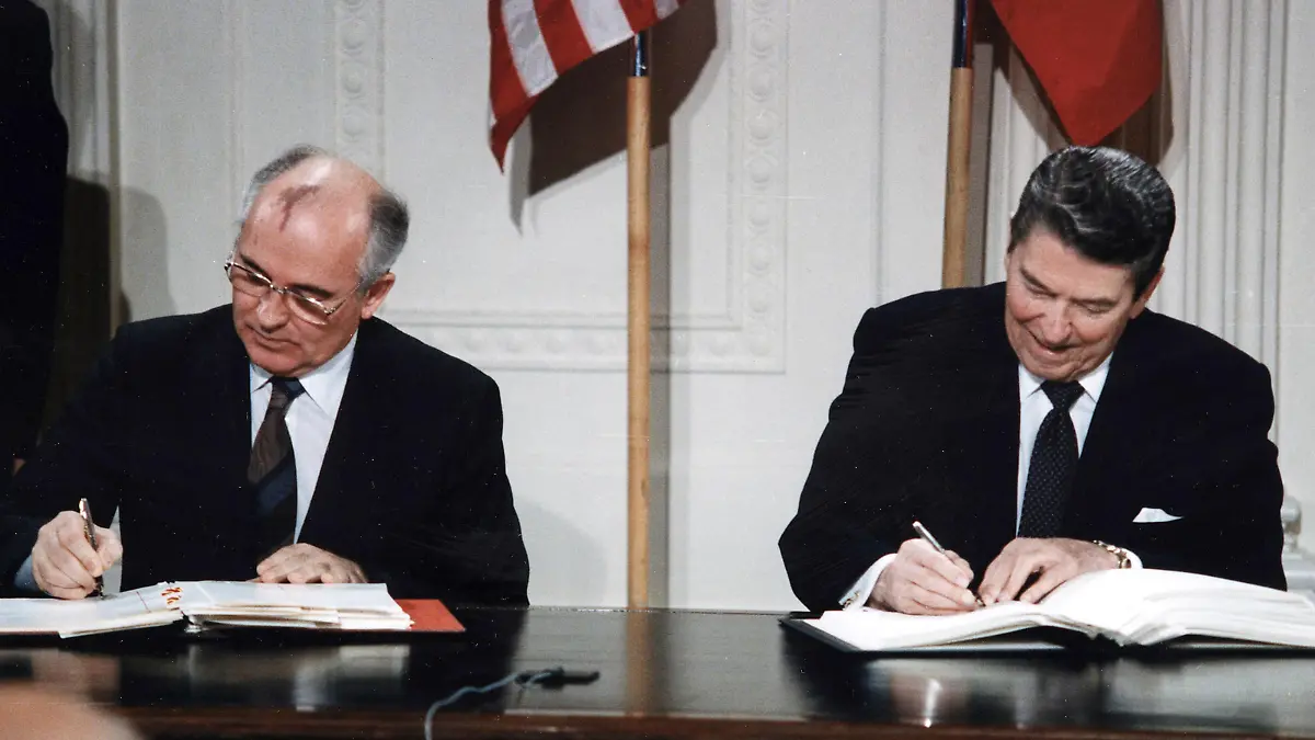 Reagan und Gorbatschow setzen den INF-Vertrag in Kraft, 30. Jahrestag am 1. Juni U.S. President Ronald Reagan and Soviet General Secretary Mikhail Gorbachev signing the INF Treaty in the East Room at the White House in 1987. The Intermediate-Range Nuclear Forces Treaty (INF) is a 1987 agreement between the United States and the Soviet Union. The treaty eliminated nuclear and conventional ground-launched ballistic and cruise missiles with intermediate ranges WHA PUBLICATIONxINxGERxSUIxAUTxONLY !ACHTUNG AUFNAHMEDATUM GESCHÄTZT! Copyright: WHA UnitedArchivesWHA_061_0252