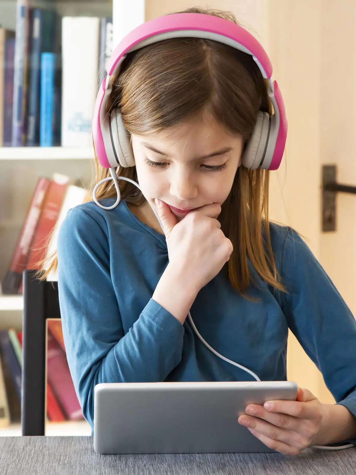  Little girl doing homework with headphones and digital tablet model released Symbolfoto property released PUBLICATIONxINxGERxSUIxAUTxHUNxONLY LVF07945