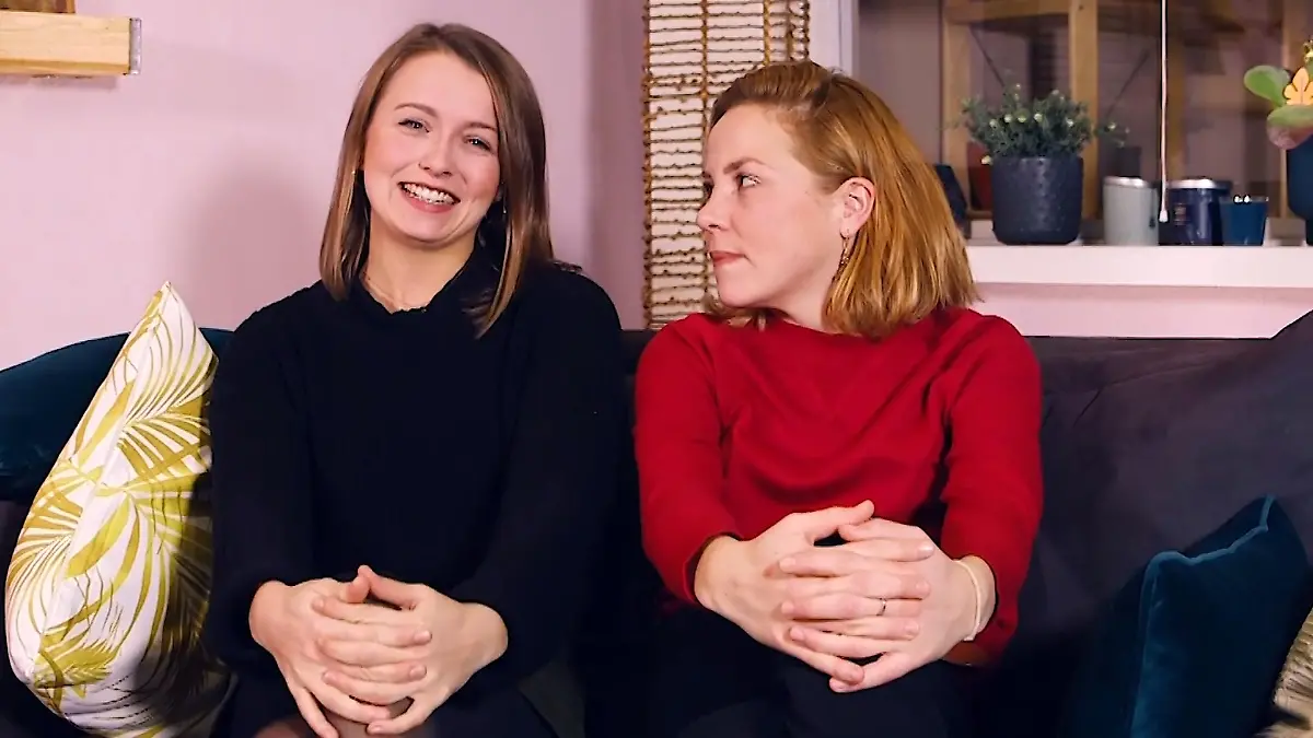 Franziska van der Heide stellt Julia Wiedemann vor Sie spielen Schwestern bei AWZ