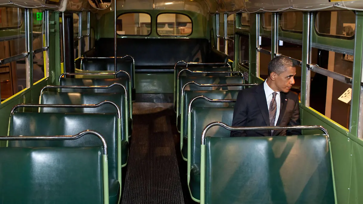 Bildnummer: 57916401 Datum: 18.04.2012 Copyright: imago/UPI Photo
President Barack Obama sits on the famed Rosa Parks bus at the Henry Ford Museum following an event in Dearborn, Michigan, on April 18, 2012. Rosa Parks refused to sit in the back of the bus on December 1, 1955 in Montgomery, Alabama, and this led to a bus boycott by African Americans. The bus is now considered a shrine in the civil rights movement. PUBLICATIONxINxGERxSUIxAUTxHUNxONLY People Politik Museum Besuch einsam allein Highlight premiumd xdp x0x 2012 quer
57916401 Date 18 04 2012 Copyright Imago UPi Photo President Barack Obama sits ON The famed Pink Parks Bus AT The Henry Ford Museum following to Event in Dearborn Michigan ON April 18 2012 Pink Parks refused to Sit in The Back of The Bus ON December 1 1955 in Montgomery Alabama and This Led to a Bus Boycott by African Americans The Bus IS Now considered a Shrine in The Civil Rights Movement PUBLICATIONxINxGERxSUIxAUTxHUNxONLY Celebrities politics Museum Visit lonely alone Highlight premiumd XDP x0x 2012 horizontal