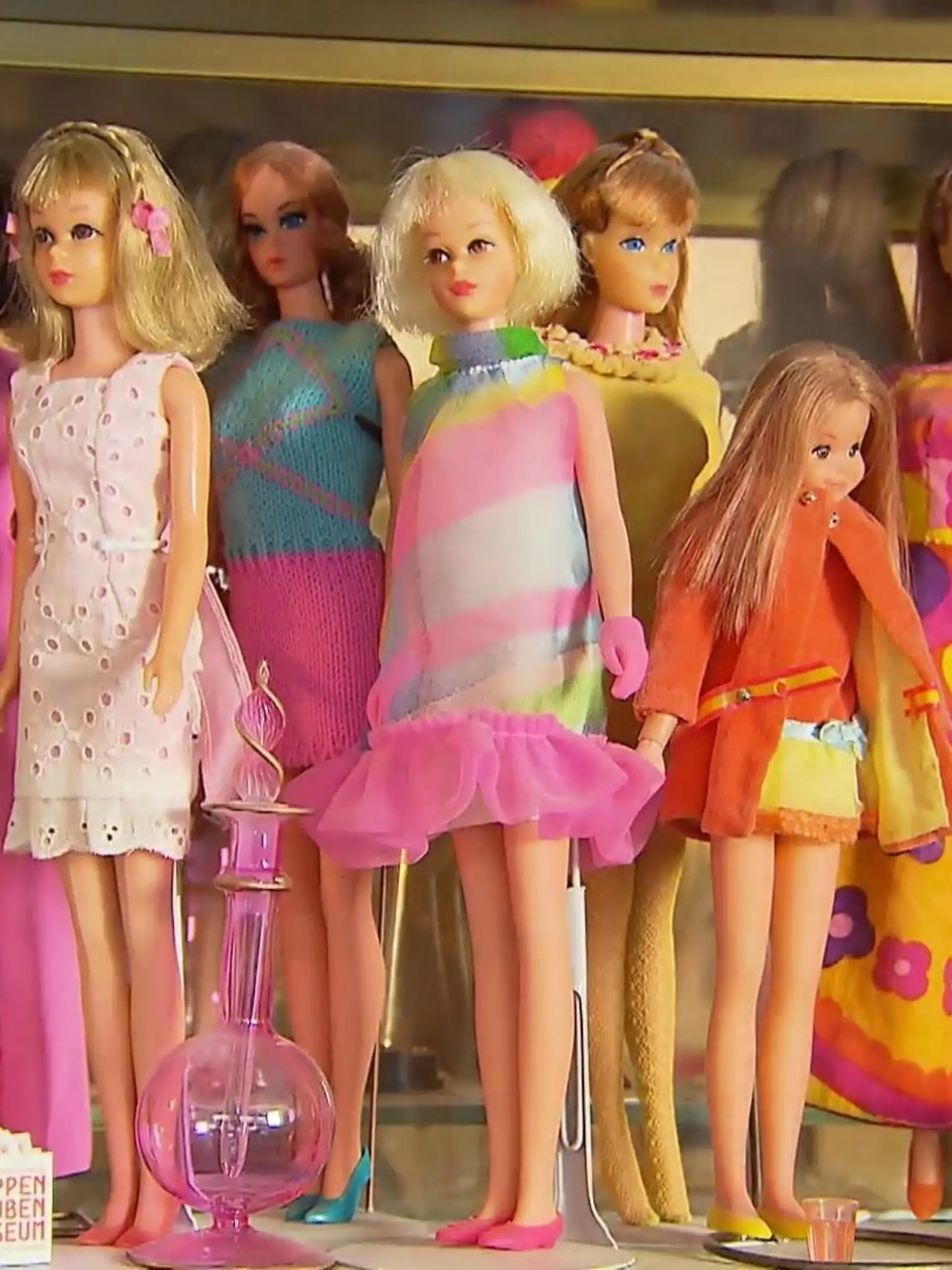 Kaum zu glauben, aber die ewig junge Barbie feiert heute ihren 64. Geburtstag. Fast jedes Mädchen hatte doch mal eine Barbie zum Spielen. Zumindest jeder kennt die Puppe. Eine Düsseldorferin besitzt mehr als 18.000 Stück. Die Sammlerin hält damit den Weltrekord. Die 62-Jährige hat Sammlerstücke und neue Barbie-Modelle mit Pigmentstörung oder im Rollstuhl.