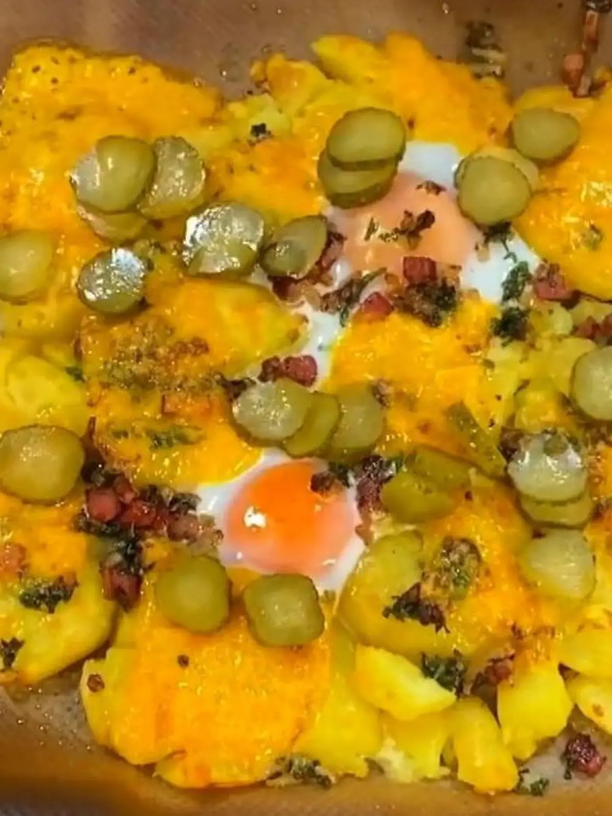 Bei dieser Variante des deftigen Frühstücks werden die Zutaten einfach auf einem Blech übereinandergestapelt und gratiniert. Lecker!