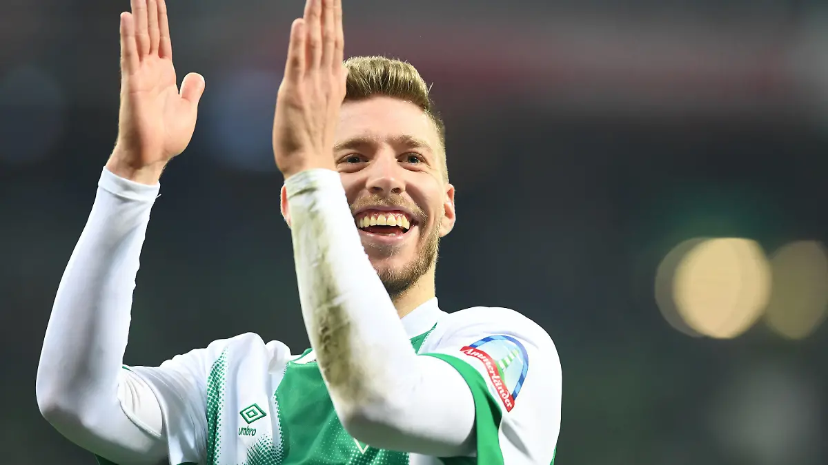 ARCHIV - 05.11.2022, Bremen: Fußball: Bundesliga, SV Werder Bremen - FC Schalke 04, 13. Spieltag, wohninvest Weserstadion. Werders Mitchell Weiser jubelt nach dem Schlußpfiff den Fans zu. (zu dpa: «Weiser bald für Algerien? Werder-Abwehrspieler will Pass beantragen») Foto: Carmen Jaspersen/dpa +++ dpa-Bildfunk +++