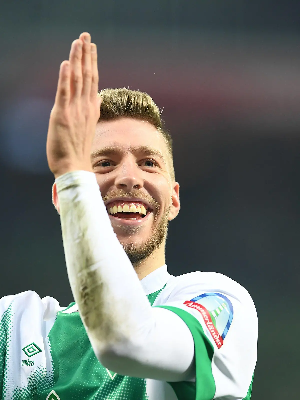 ARCHIV - 05.11.2022, Bremen: Fußball: Bundesliga, SV Werder Bremen - FC Schalke 04, 13. Spieltag, wohninvest Weserstadion. Werders Mitchell Weiser jubelt nach dem Schlußpfiff den Fans zu. (zu dpa: «Weiser bald für Algerien? Werder-Abwehrspieler will Pass beantragen») Foto: Carmen Jaspersen/dpa +++ dpa-Bildfunk +++